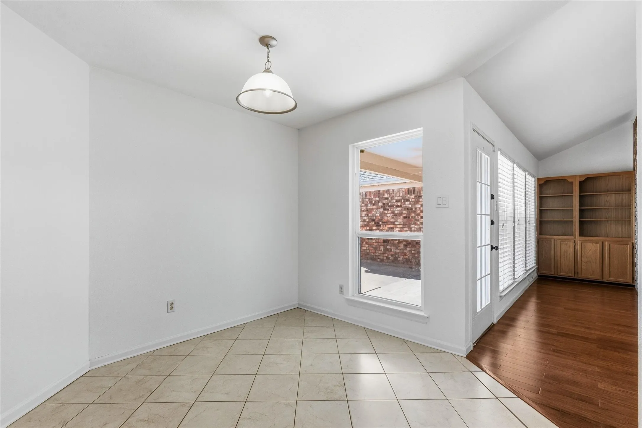 Single Family Residence For Rent in Dallas County , 266 Barclay Avenue, Coppell, Texas 75019, 3 Bedroom, 2 Bathroom, 2 Garage spaces, 1,599 Sqft, built in 1985, mls#21384246, Real Estate Agent in Coppell, Homes For Rent in Dallas county, Homes For Rent in Coppell, Realtor in Coppell Texas, Real Estate Brokerage Independent Realty Texas, Luminita Cordes Realtor