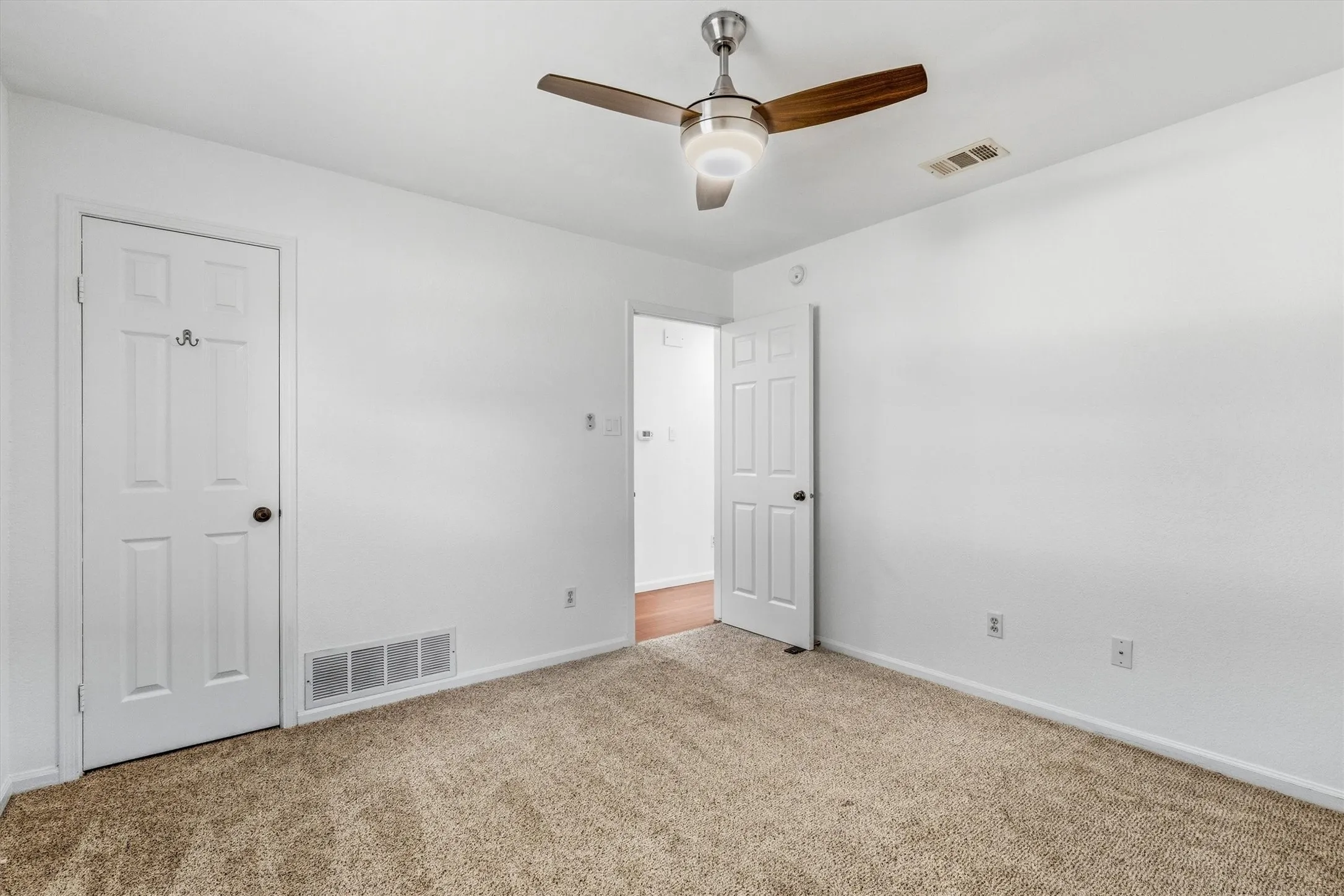 Single Family Residence For Rent in Dallas County , 266 Barclay Avenue, Coppell, Texas 75019, 3 Bedroom, 2 Bathroom, 2 Garage spaces, 1,599 Sqft, built in 1985, mls#21384246, Real Estate Agent in Coppell, Homes For Rent in Dallas county, Homes For Rent in Coppell, Realtor in Coppell Texas, Real Estate Brokerage Independent Realty Texas, Luminita Cordes Realtor