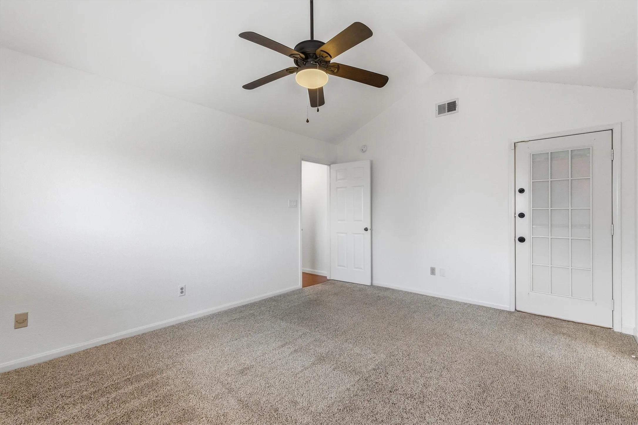 Single Family Residence For Rent in Dallas County , 266 Barclay Avenue, Coppell, Texas 75019, 3 Bedroom, 2 Bathroom, 2 Garage spaces, 1,599 Sqft, built in 1985, mls#21384246, Real Estate Agent in Coppell, Homes For Rent in Dallas county, Homes For Rent in Coppell, Realtor in Coppell Texas, Real Estate Brokerage Independent Realty Texas, Luminita Cordes Realtor