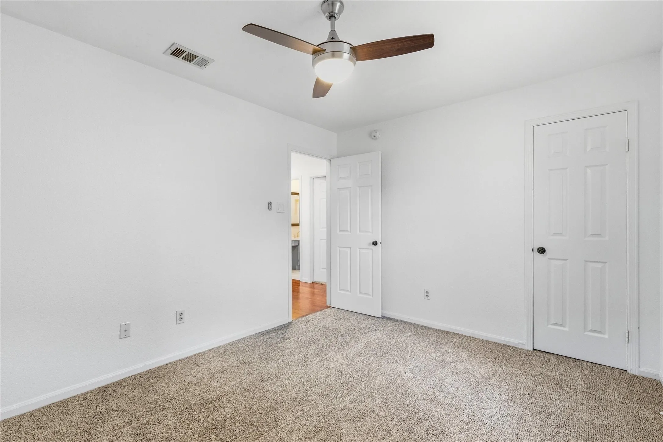 Single Family Residence For Rent in Dallas County , 266 Barclay Avenue, Coppell, Texas 75019, 3 Bedroom, 2 Bathroom, 2 Garage spaces, 1,599 Sqft, built in 1985, mls#21384246, Real Estate Agent in Coppell, Homes For Rent in Dallas county, Homes For Rent in Coppell, Realtor in Coppell Texas, Real Estate Brokerage Independent Realty Texas, Luminita Cordes Realtor