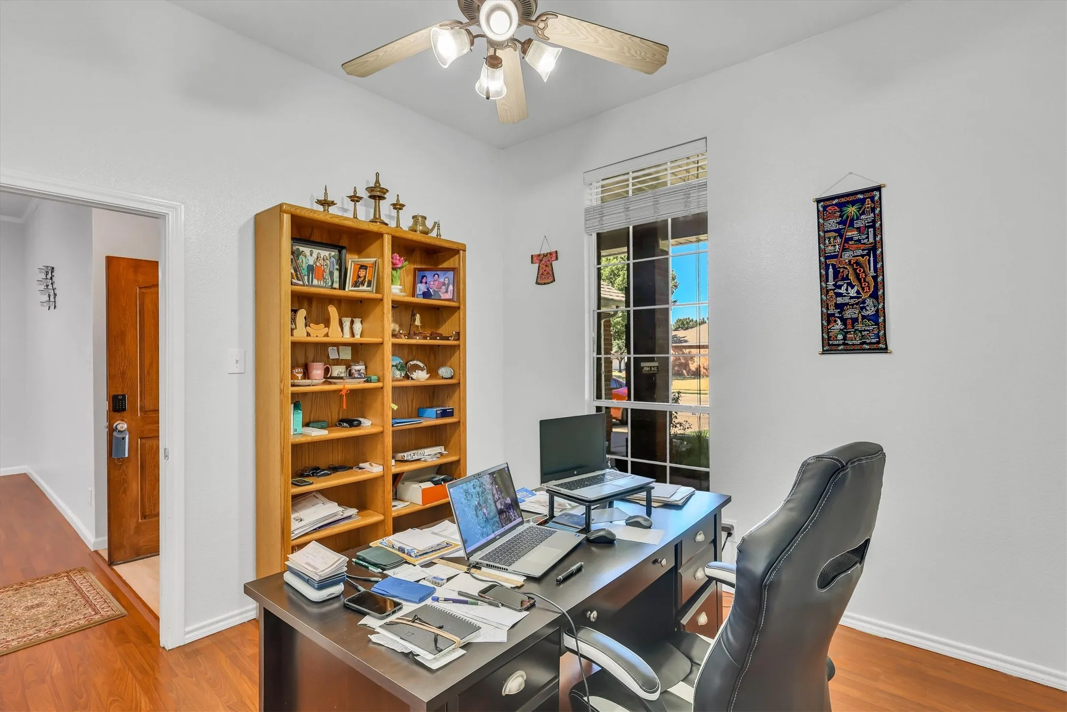 Recessed lighting, wood-finish flooring, a ceiling fan, and a large window with horizontal blinds