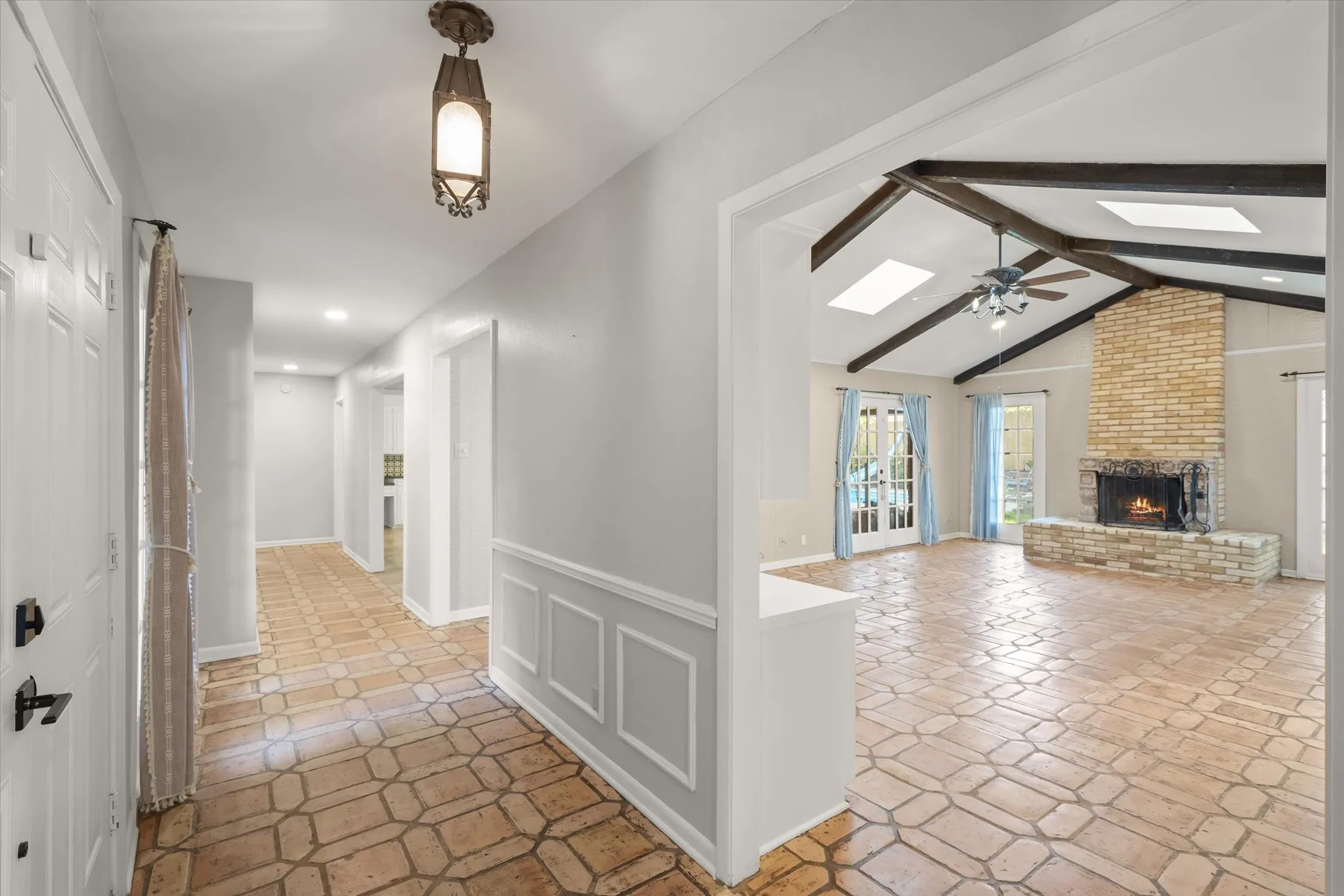 Single Family Residence For Sale in Smith County , 2813 Rockbridge Road, Tyler, Texas 75701, 3 Bedroom, 3 Bathroom, 2 Garage spaces, 2,371 Sqft, built in 1973, mls#21385014, Real Estate Agent in Tyler, Homes For Sale in Smith county, Homes For Sale in Tyler, Realtor in Tyler Texas, Real Estate Brokerage Independent Realty Texas, Luminita Cordes Realtor