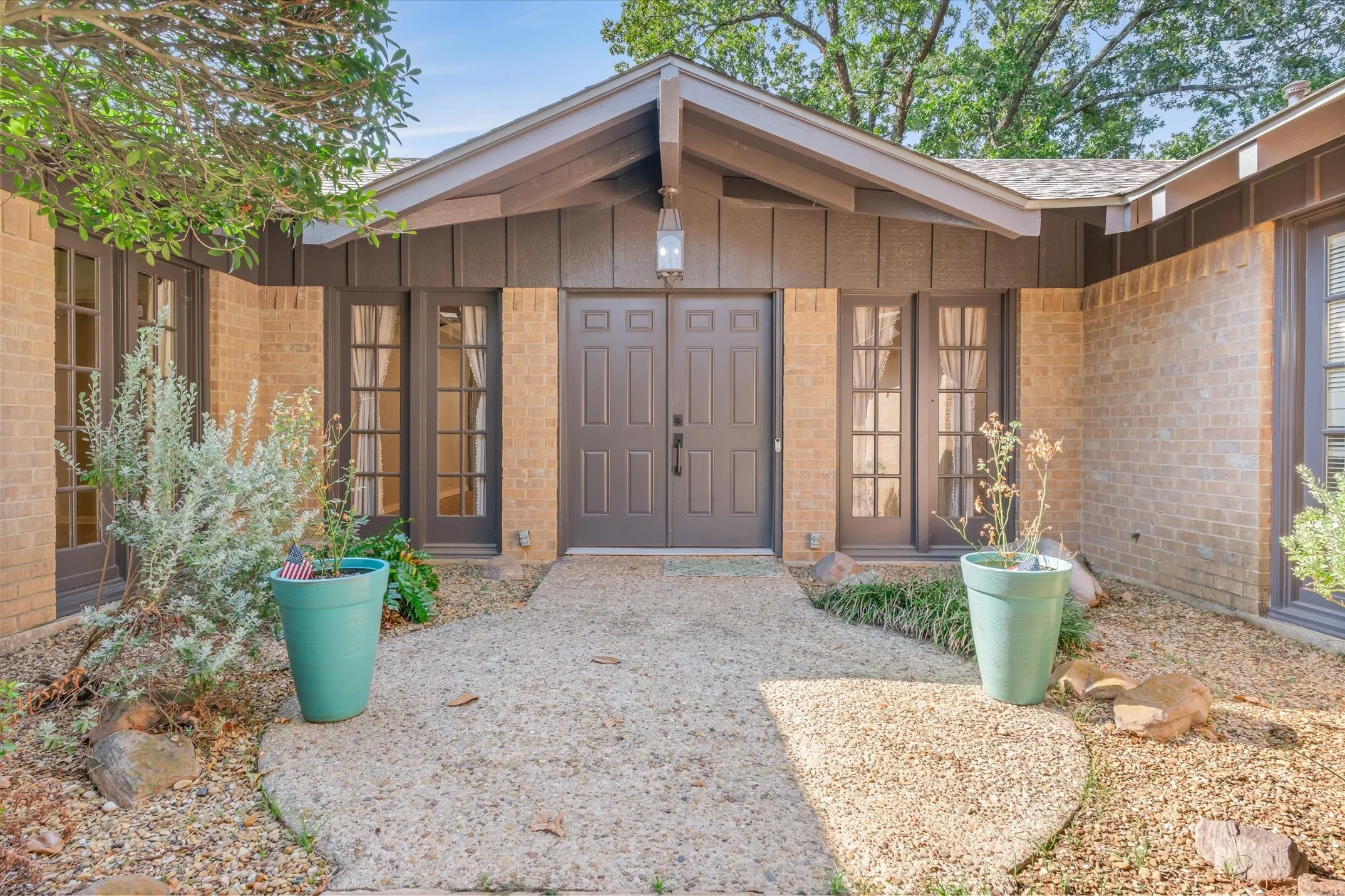 Single Family Residence For Sale in Smith County , 2813 Rockbridge Road, Tyler, Texas 75701, 3 Bedroom, 3 Bathroom, 2 Garage spaces, 2,371 Sqft, built in 1973, mls#21385014, Real Estate Agent in Tyler, Homes For Sale in Smith county, Homes For Sale in Tyler, Realtor in Tyler Texas, Real Estate Brokerage Independent Realty Texas, Luminita Cordes Realtor