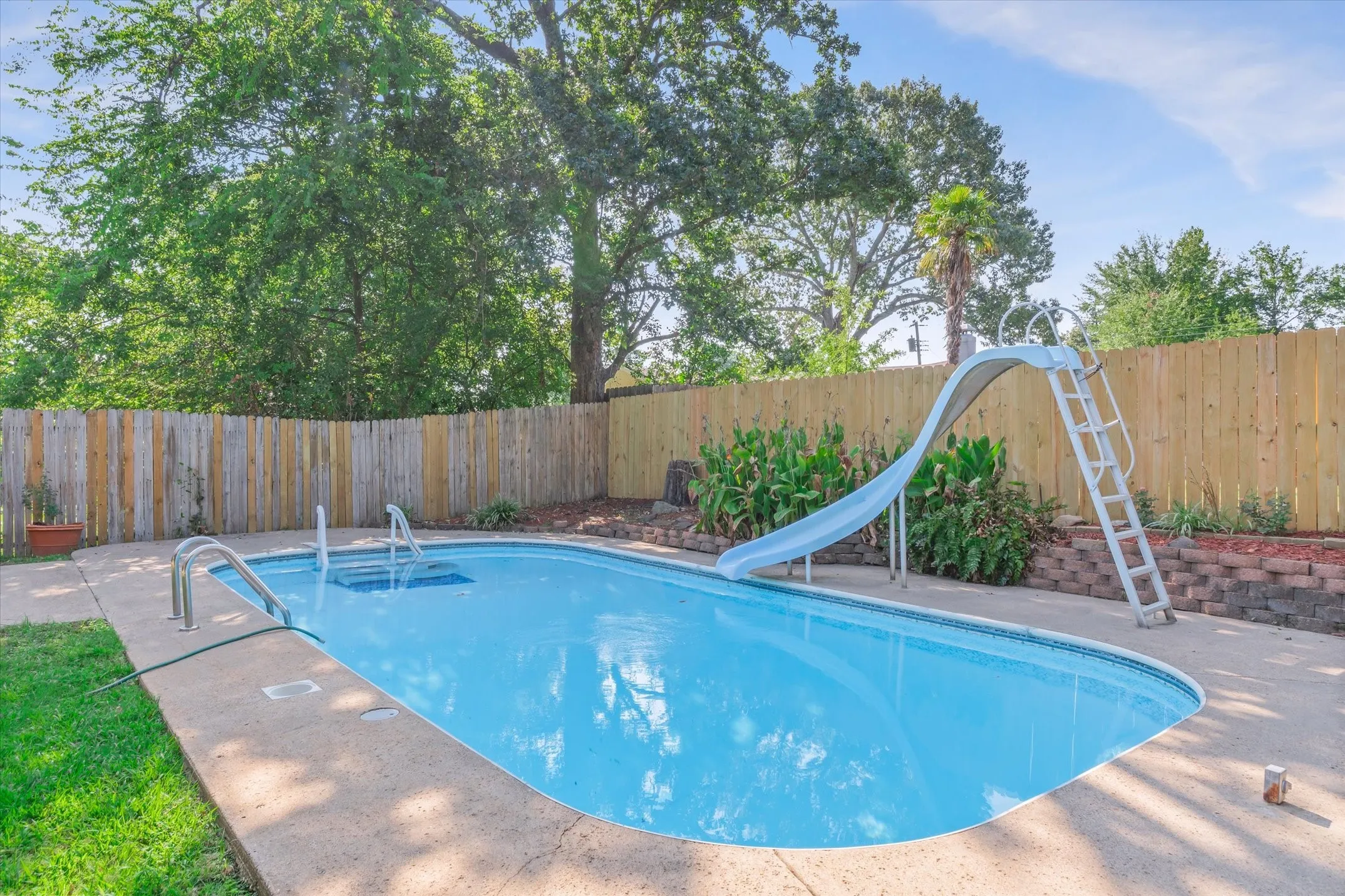 Single Family Residence For Sale in Smith County , 2813 Rockbridge Road, Tyler, Texas 75701, 3 Bedroom, 3 Bathroom, 2 Garage spaces, 2,371 Sqft, built in 1973, mls#21385014, Real Estate Agent in Tyler, Homes For Sale in Smith county, Homes For Sale in Tyler, Realtor in Tyler Texas, Real Estate Brokerage Independent Realty Texas, Luminita Cordes Realtor
