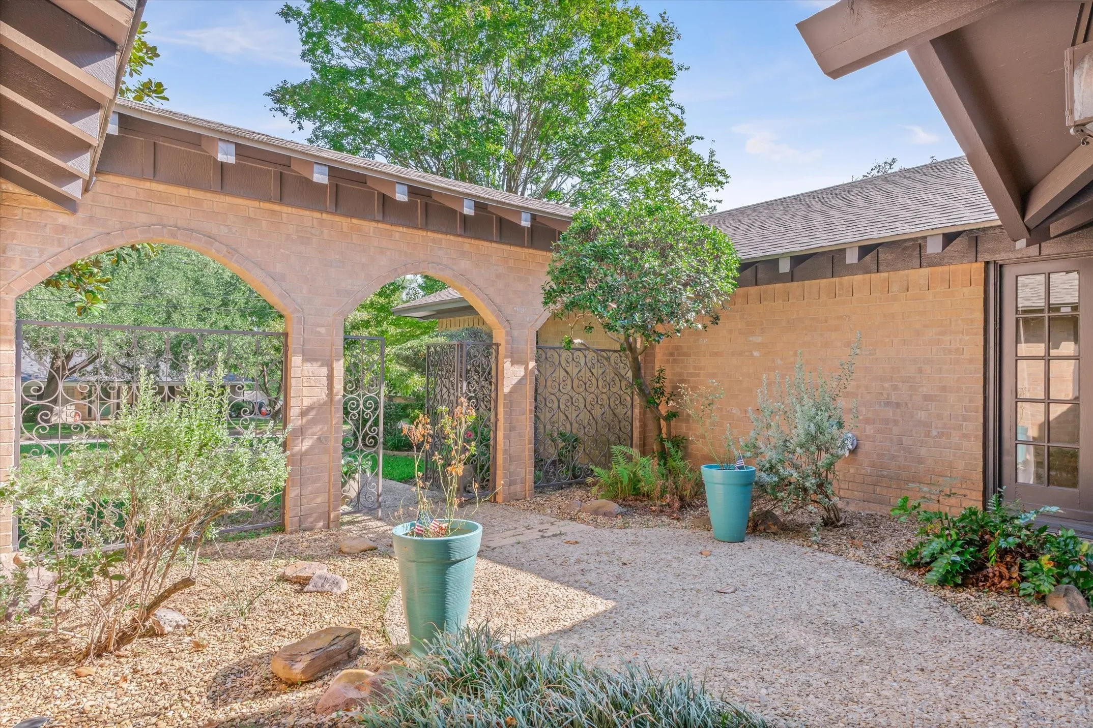 Single Family Residence For Sale in Smith County , 2813 Rockbridge Road, Tyler, Texas 75701, 3 Bedroom, 3 Bathroom, 2 Garage spaces, 2,371 Sqft, built in 1973, mls#21385014, Real Estate Agent in Tyler, Homes For Sale in Smith county, Homes For Sale in Tyler, Realtor in Tyler Texas, Real Estate Brokerage Independent Realty Texas, Luminita Cordes Realtor