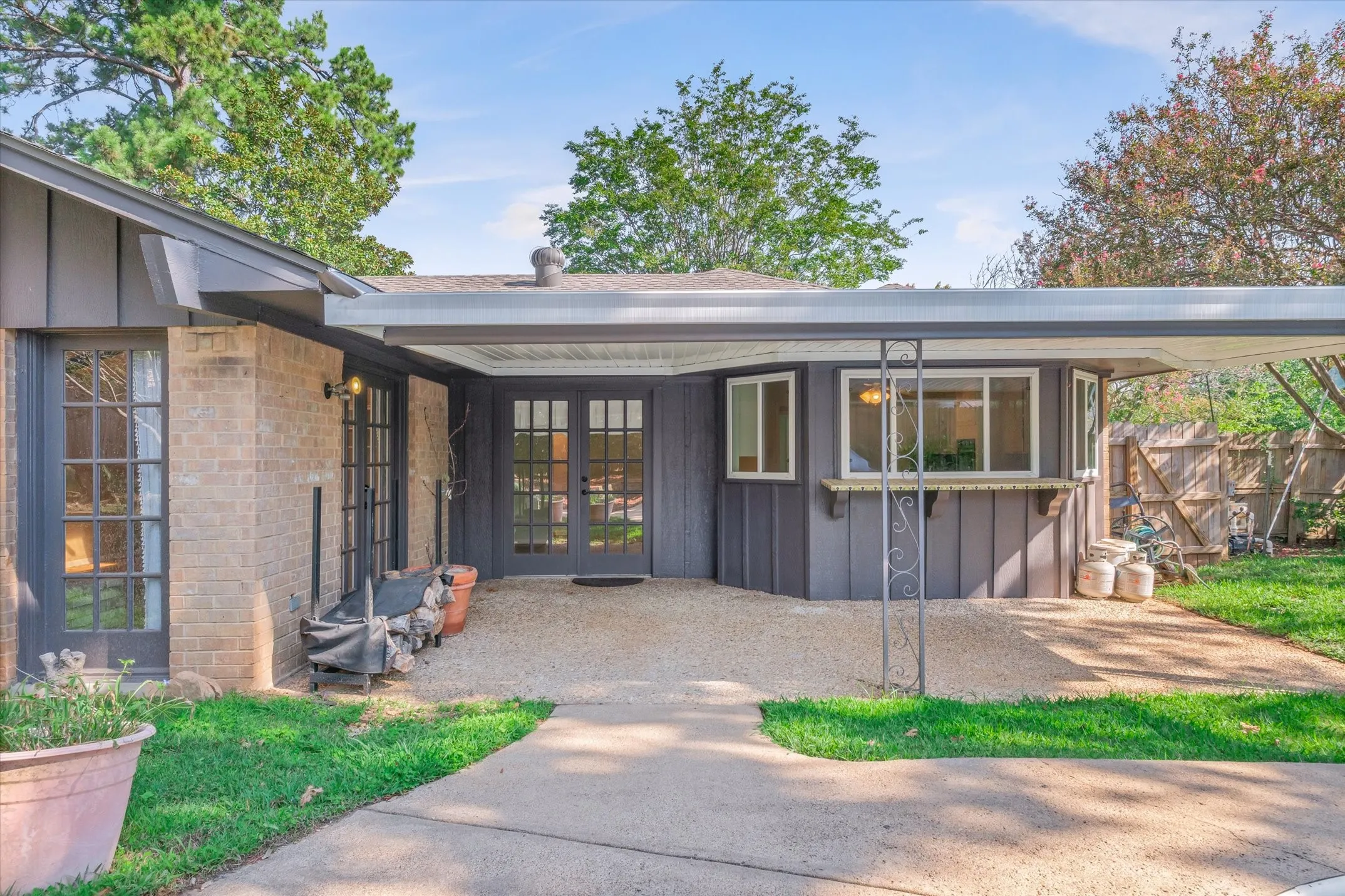 Single Family Residence For Sale in Smith County , 2813 Rockbridge Road, Tyler, Texas 75701, 3 Bedroom, 3 Bathroom, 2 Garage spaces, 2,371 Sqft, built in 1973, mls#21385014, Real Estate Agent in Tyler, Homes For Sale in Smith county, Homes For Sale in Tyler, Realtor in Tyler Texas, Real Estate Brokerage Independent Realty Texas, Luminita Cordes Realtor