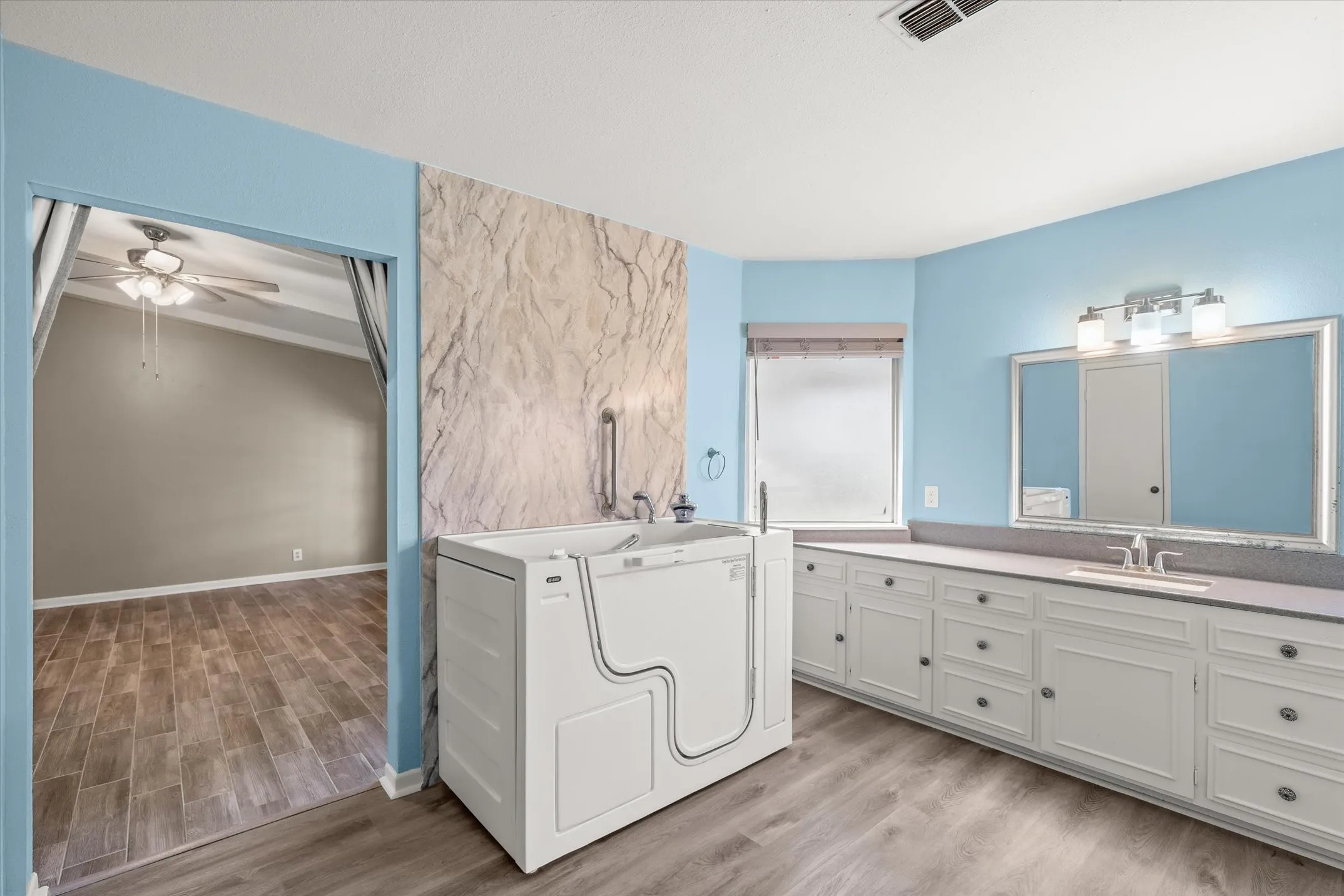 Single Family Residence For Sale in Smith County , 2813 Rockbridge Road, Tyler, Texas 75701, 3 Bedroom, 3 Bathroom, 2 Garage spaces, 2,371 Sqft, built in 1973, mls#21385014, Real Estate Agent in Tyler, Homes For Sale in Smith county, Homes For Sale in Tyler, Realtor in Tyler Texas, Real Estate Brokerage Independent Realty Texas, Luminita Cordes Realtor