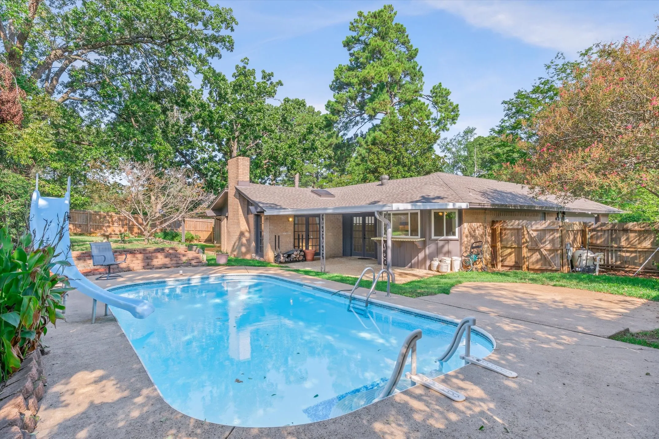Single Family Residence For Sale in Smith County , 2813 Rockbridge Road, Tyler, Texas 75701, 3 Bedroom, 3 Bathroom, 2 Garage spaces, 2,371 Sqft, built in 1973, mls#21385014, Real Estate Agent in Tyler, Homes For Sale in Smith county, Homes For Sale in Tyler, Realtor in Tyler Texas, Real Estate Brokerage Independent Realty Texas, Luminita Cordes Realtor