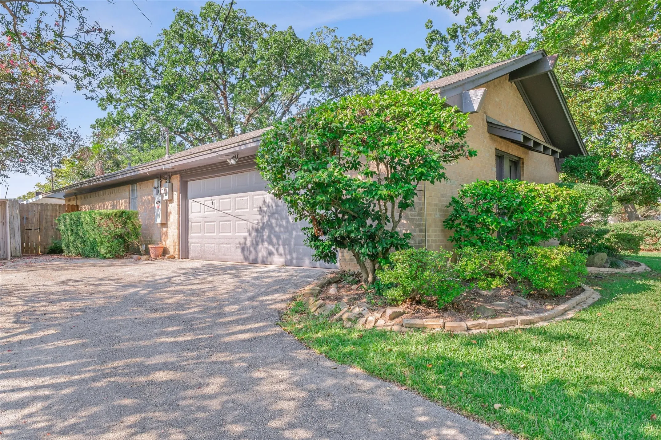 Single Family Residence For Sale in Smith County , 2813 Rockbridge Road, Tyler, Texas 75701, 3 Bedroom, 3 Bathroom, 2 Garage spaces, 2,371 Sqft, built in 1973, mls#21385014, Real Estate Agent in Tyler, Homes For Sale in Smith county, Homes For Sale in Tyler, Realtor in Tyler Texas, Real Estate Brokerage Independent Realty Texas, Luminita Cordes Realtor