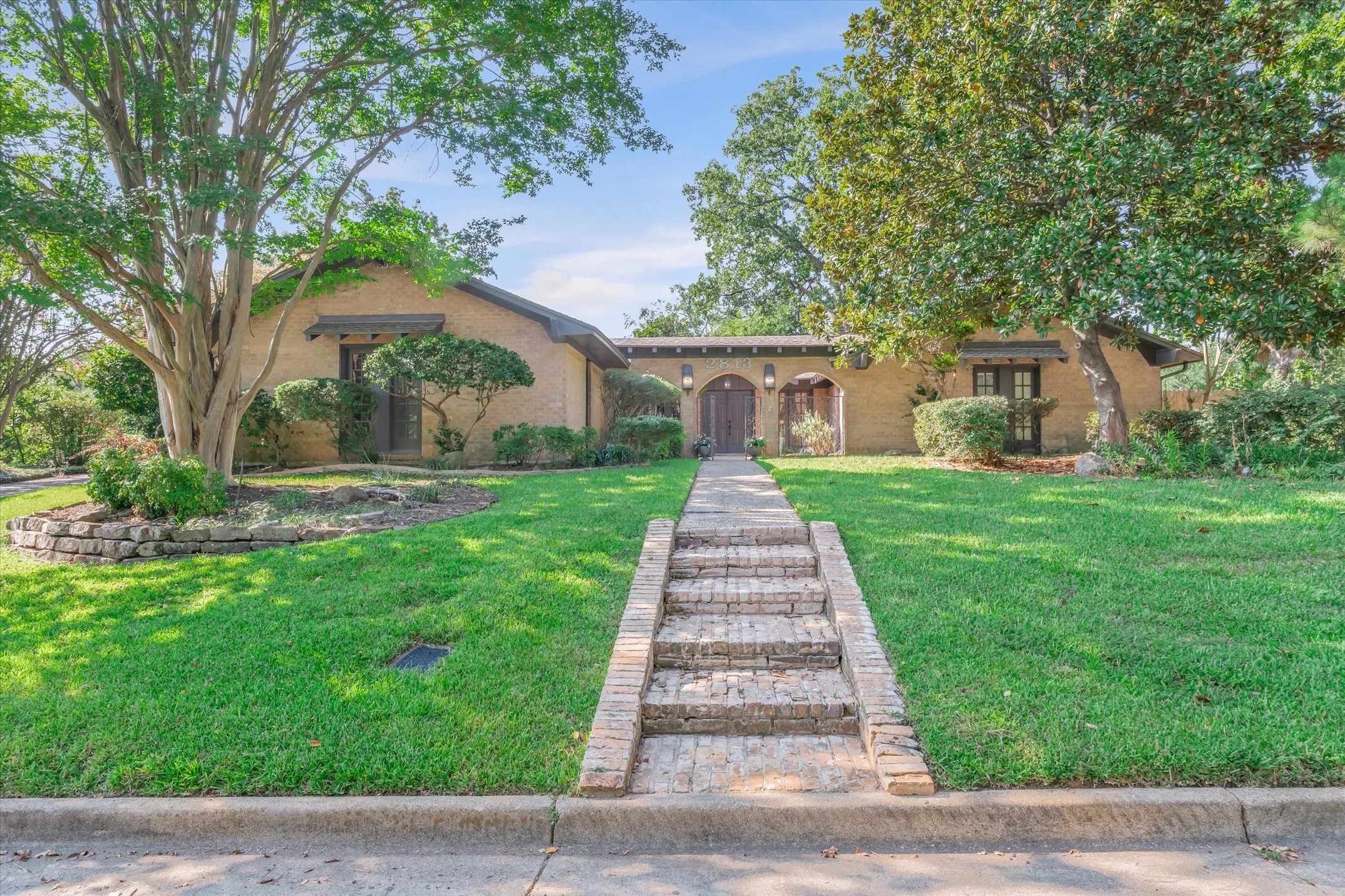 Single Family Residence For Sale in Smith County , 2813 Rockbridge Road, Tyler, Texas 75701, 3 Bedroom, 3 Bathroom, 2 Garage spaces, 2,371 Sqft, built in 1973, mls#21385014, Real Estate Agent in Tyler, Homes For Sale in Smith county, Homes For Sale in Tyler, Realtor in Tyler Texas, Real Estate Brokerage Independent Realty Texas, Luminita Cordes Realtor