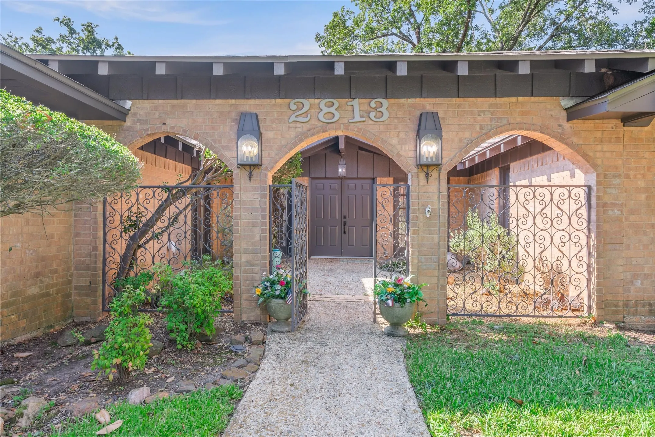 Single Family Residence For Sale in Smith County , 2813 Rockbridge Road, Tyler, Texas 75701, 3 Bedroom, 3 Bathroom, 2 Garage spaces, 2,371 Sqft, built in 1973, mls#21385014, Real Estate Agent in Tyler, Homes For Sale in Smith county, Homes For Sale in Tyler, Realtor in Tyler Texas, Real Estate Brokerage Independent Realty Texas, Luminita Cordes Realtor