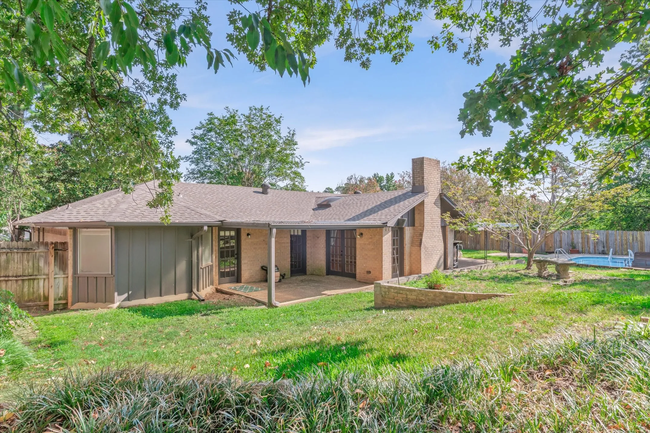 Single Family Residence For Sale in Smith County , 2813 Rockbridge Road, Tyler, Texas 75701, 3 Bedroom, 3 Bathroom, 2 Garage spaces, 2,371 Sqft, built in 1973, mls#21385014, Real Estate Agent in Tyler, Homes For Sale in Smith county, Homes For Sale in Tyler, Realtor in Tyler Texas, Real Estate Brokerage Independent Realty Texas, Luminita Cordes Realtor