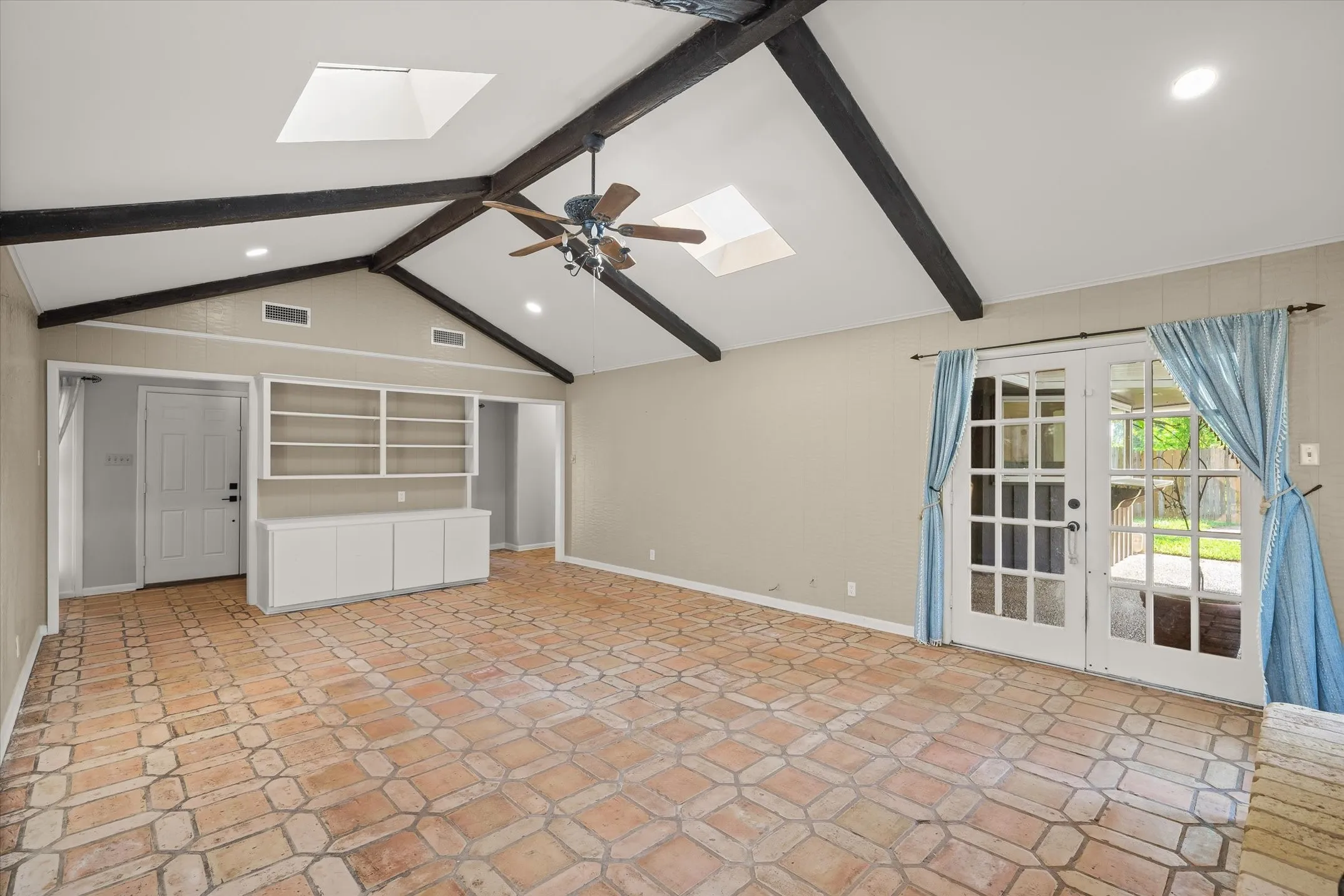 Single Family Residence For Sale in Smith County , 2813 Rockbridge Road, Tyler, Texas 75701, 3 Bedroom, 3 Bathroom, 2 Garage spaces, 2,371 Sqft, built in 1973, mls#21385014, Real Estate Agent in Tyler, Homes For Sale in Smith county, Homes For Sale in Tyler, Realtor in Tyler Texas, Real Estate Brokerage Independent Realty Texas, Luminita Cordes Realtor