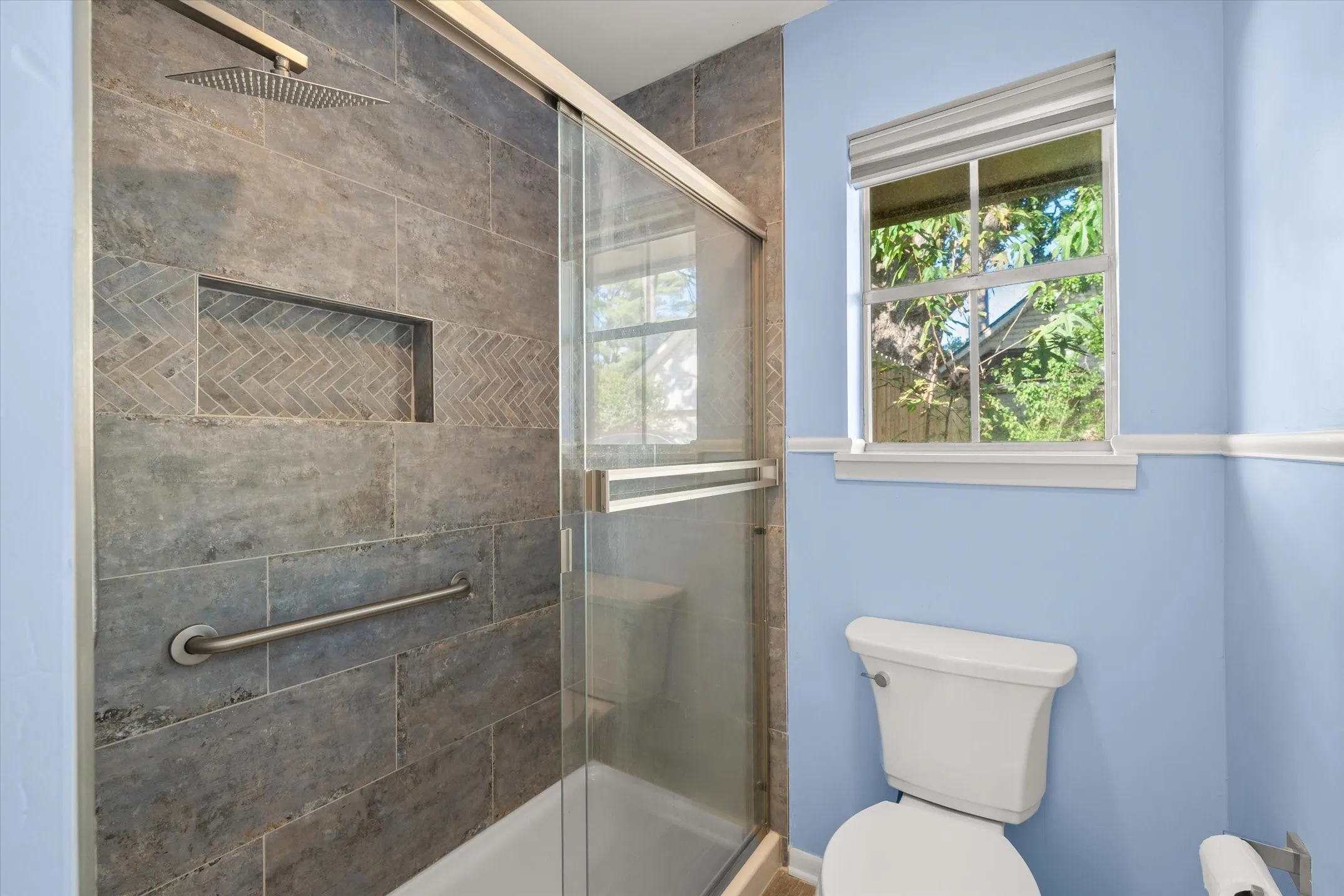 Single Family Residence For Sale in Smith County , 2813 Rockbridge Road, Tyler, Texas 75701, 3 Bedroom, 3 Bathroom, 2 Garage spaces, 2,371 Sqft, built in 1973, mls#21385014, Real Estate Agent in Tyler, Homes For Sale in Smith county, Homes For Sale in Tyler, Realtor in Tyler Texas, Real Estate Brokerage Independent Realty Texas, Luminita Cordes Realtor