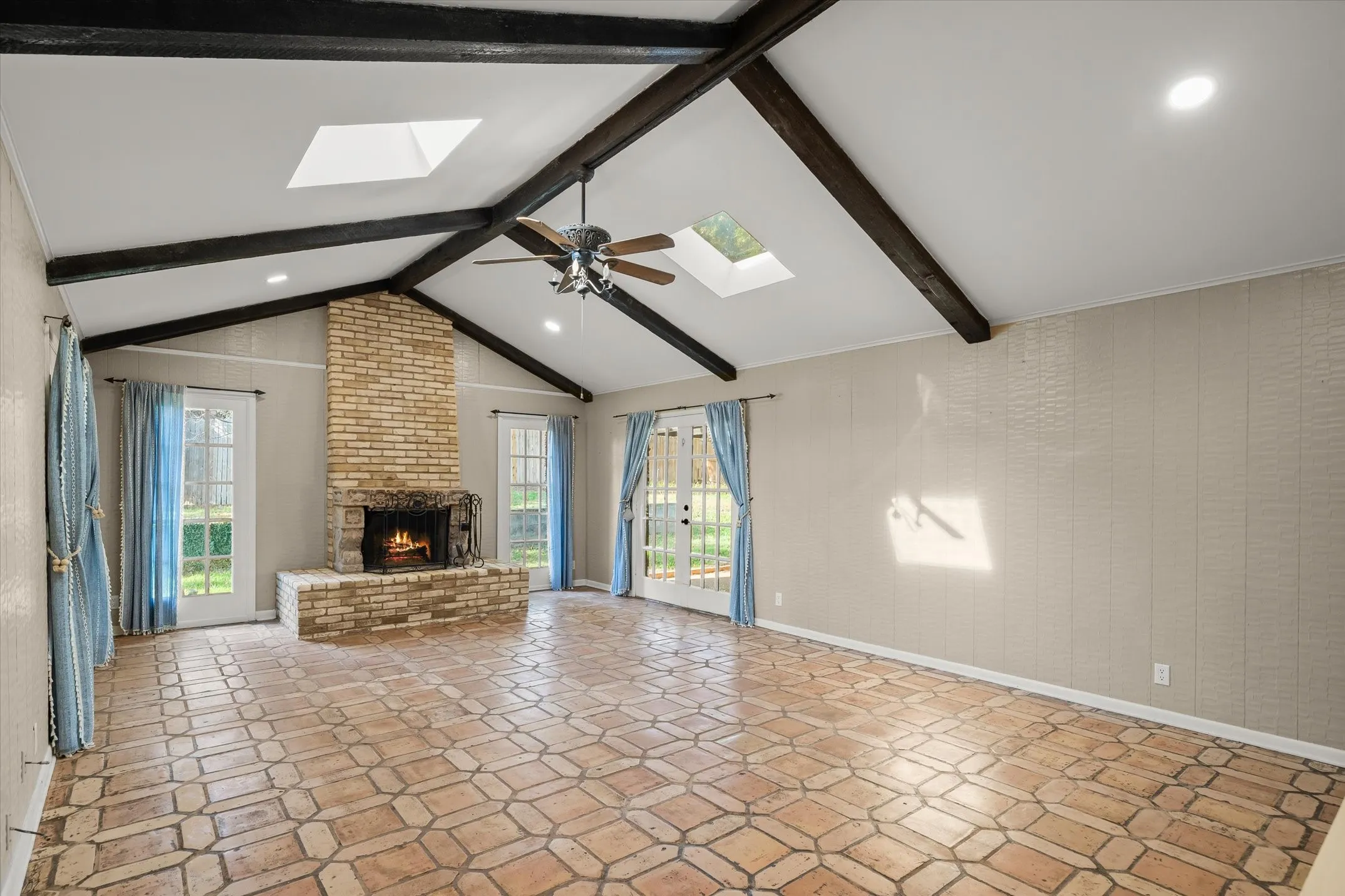 Single Family Residence For Sale in Smith County , 2813 Rockbridge Road, Tyler, Texas 75701, 3 Bedroom, 3 Bathroom, 2 Garage spaces, 2,371 Sqft, built in 1973, mls#21385014, Real Estate Agent in Tyler, Homes For Sale in Smith county, Homes For Sale in Tyler, Realtor in Tyler Texas, Real Estate Brokerage Independent Realty Texas, Luminita Cordes Realtor