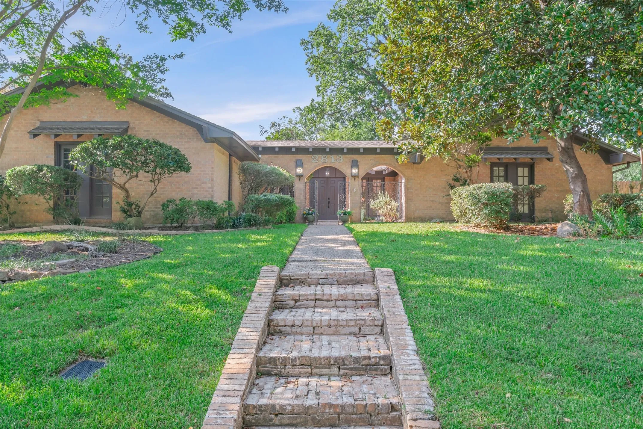 Single Family Residence For Sale in Smith County , 2813 Rockbridge Road, Tyler, Texas 75701, 3 Bedroom, 3 Bathroom, 2 Garage spaces, 2,371 Sqft, built in 1973, mls#21385014, Real Estate Agent in Tyler, Homes For Sale in Smith county, Homes For Sale in Tyler, Realtor in Tyler Texas, Real Estate Brokerage Independent Realty Texas, Luminita Cordes Realtor