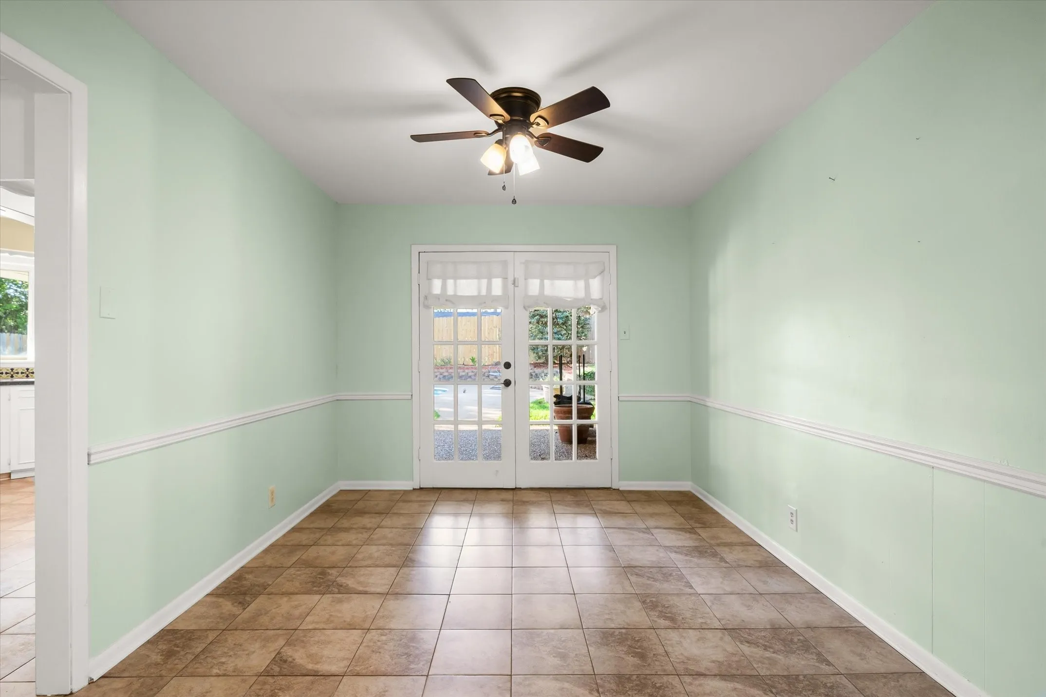 Single Family Residence For Sale in Smith County , 2813 Rockbridge Road, Tyler, Texas 75701, 3 Bedroom, 3 Bathroom, 2 Garage spaces, 2,371 Sqft, built in 1973, mls#21385014, Real Estate Agent in Tyler, Homes For Sale in Smith county, Homes For Sale in Tyler, Realtor in Tyler Texas, Real Estate Brokerage Independent Realty Texas, Luminita Cordes Realtor