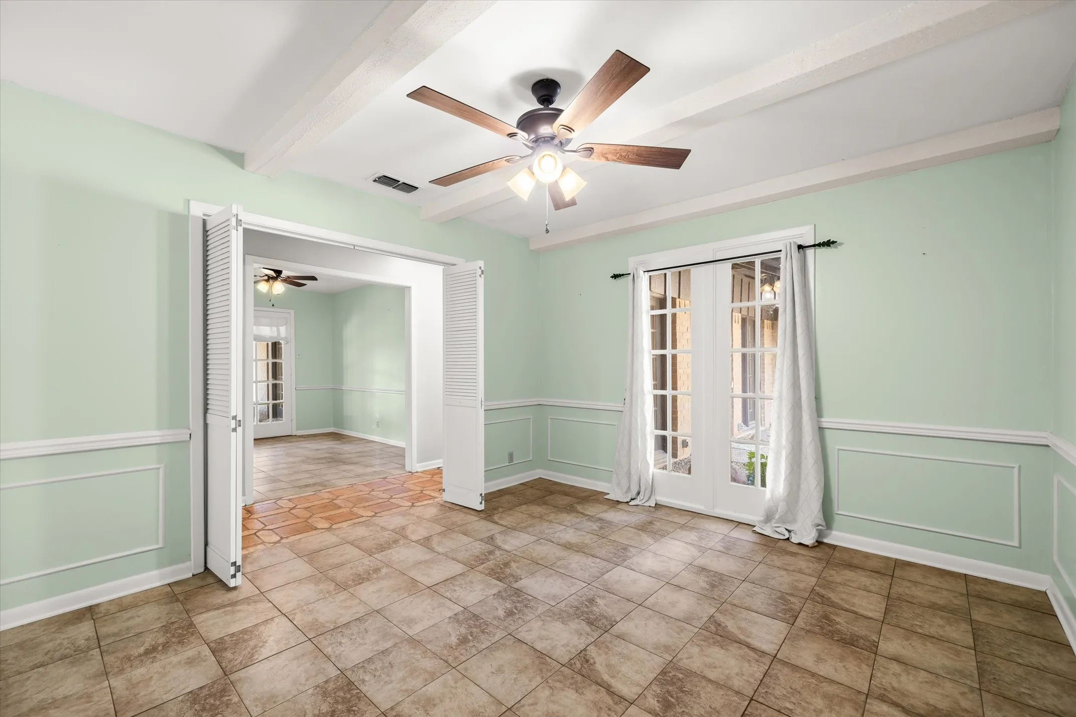 Single Family Residence For Sale in Smith County , 2813 Rockbridge Road, Tyler, Texas 75701, 3 Bedroom, 3 Bathroom, 2 Garage spaces, 2,371 Sqft, built in 1973, mls#21385014, Real Estate Agent in Tyler, Homes For Sale in Smith county, Homes For Sale in Tyler, Realtor in Tyler Texas, Real Estate Brokerage Independent Realty Texas, Luminita Cordes Realtor
