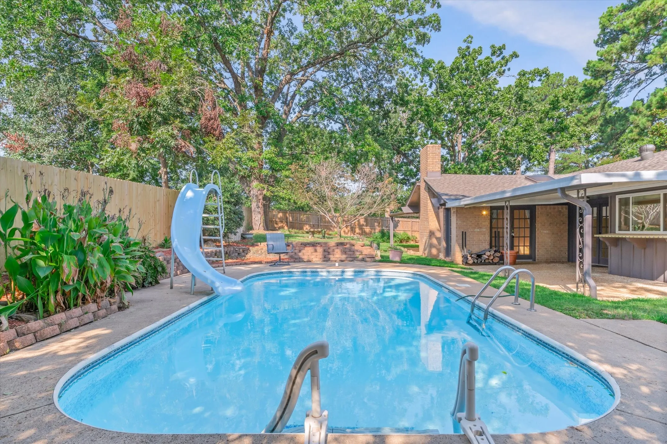 Single Family Residence For Sale in Smith County , 2813 Rockbridge Road, Tyler, Texas 75701, 3 Bedroom, 3 Bathroom, 2 Garage spaces, 2,371 Sqft, built in 1973, mls#21385014, Real Estate Agent in Tyler, Homes For Sale in Smith county, Homes For Sale in Tyler, Realtor in Tyler Texas, Real Estate Brokerage Independent Realty Texas, Luminita Cordes Realtor