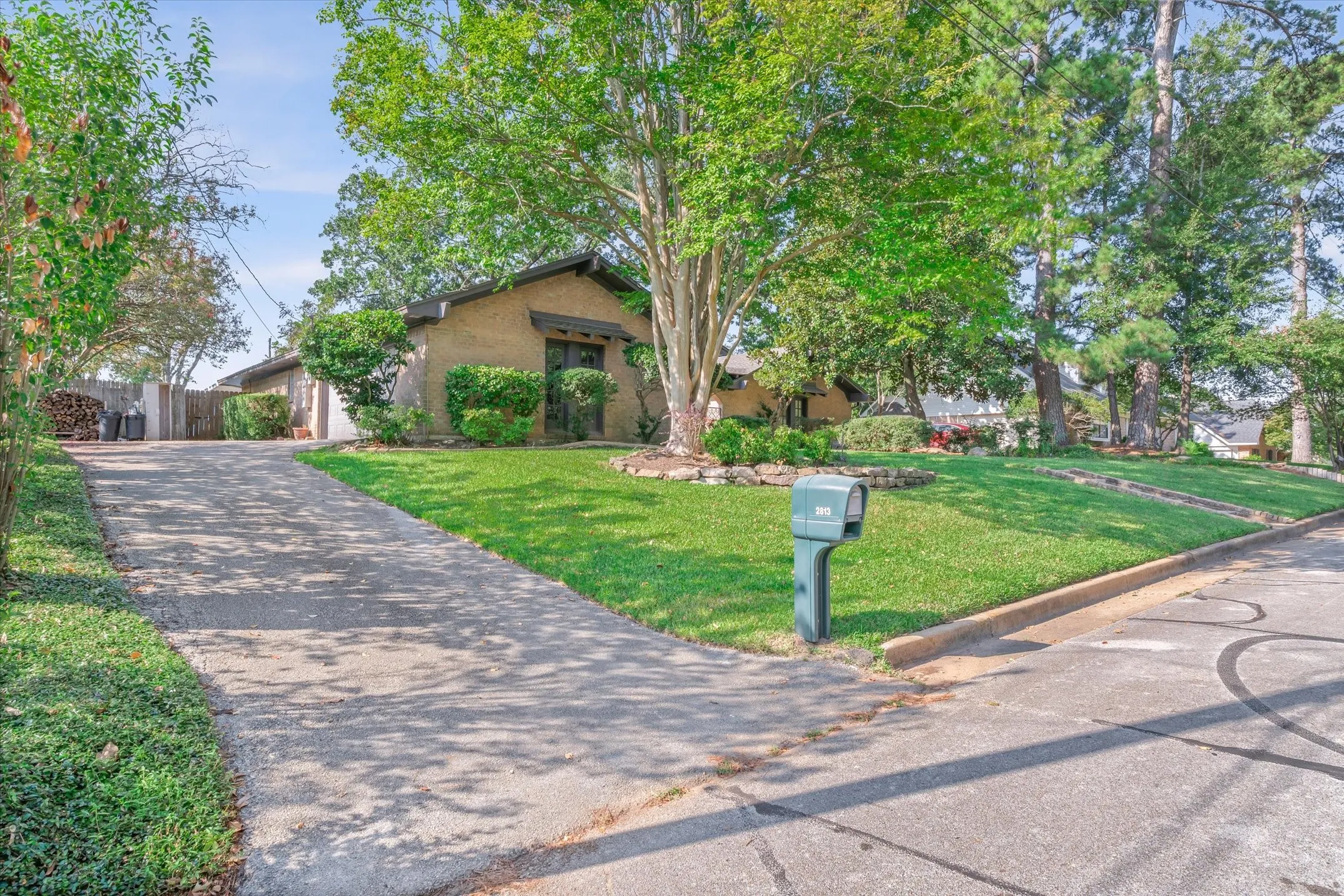 Single Family Residence For Sale in Smith County , 2813 Rockbridge Road, Tyler, Texas 75701, 3 Bedroom, 3 Bathroom, 2 Garage spaces, 2,371 Sqft, built in 1973, mls#21385014, Real Estate Agent in Tyler, Homes For Sale in Smith county, Homes For Sale in Tyler, Realtor in Tyler Texas, Real Estate Brokerage Independent Realty Texas, Luminita Cordes Realtor