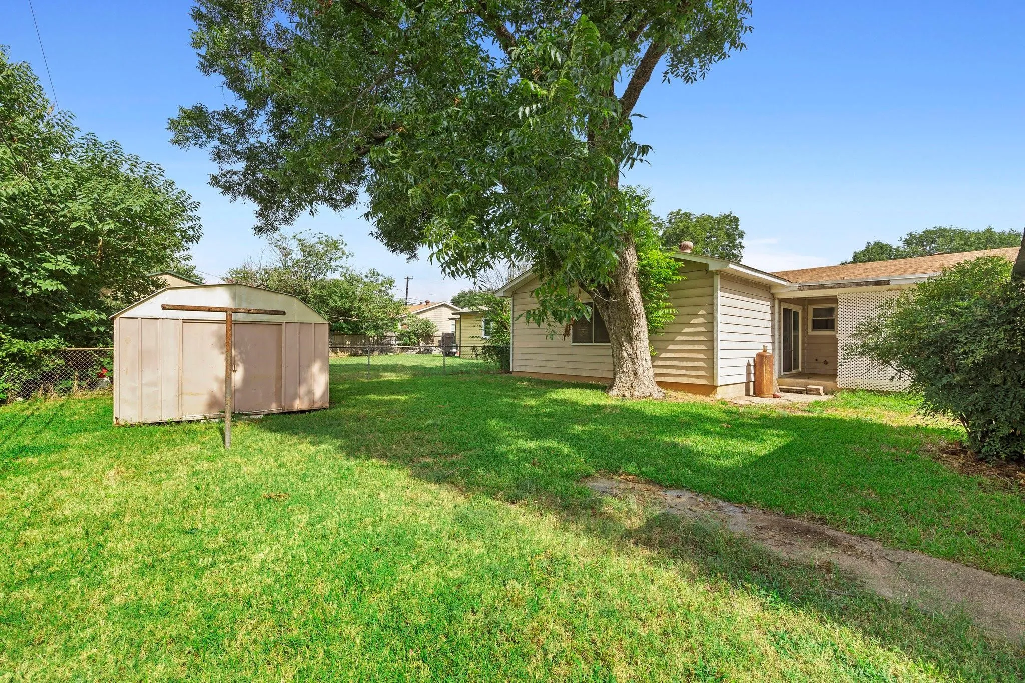 Single Family Residence For Rent in Tarrant County , 777 Cullum Avenue, Hurst, Texas 76053, 3 Bedroom, 1 Bathroom, 1 Garage spaces, 1,571 Sqft, built in 1959, mls#21380731, Real Estate Agent in Hurst, Homes For Rent in Tarrant county, Homes For Rent in Hurst, Realtor in Hurst Texas, Real Estate Brokerage Independent Realty Texas, Luminita Cordes Realtor