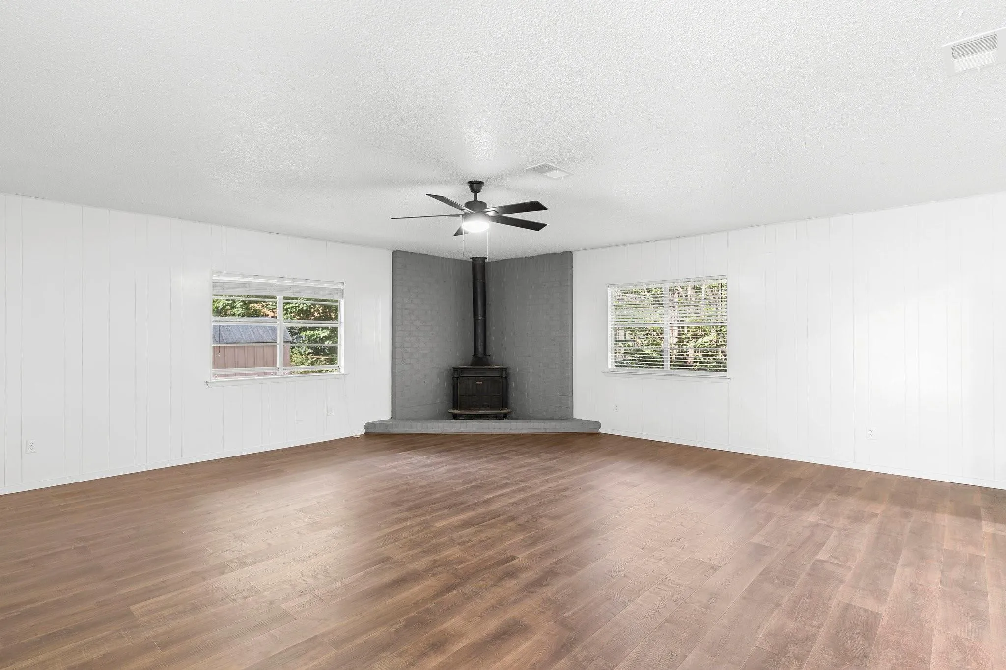 Single Family Residence For Rent in Tarrant County , 777 Cullum Avenue, Hurst, Texas 76053, 3 Bedroom, 1 Bathroom, 1 Garage spaces, 1,571 Sqft, built in 1959, mls#21380731, Real Estate Agent in Hurst, Homes For Rent in Tarrant county, Homes For Rent in Hurst, Realtor in Hurst Texas, Real Estate Brokerage Independent Realty Texas, Luminita Cordes Realtor