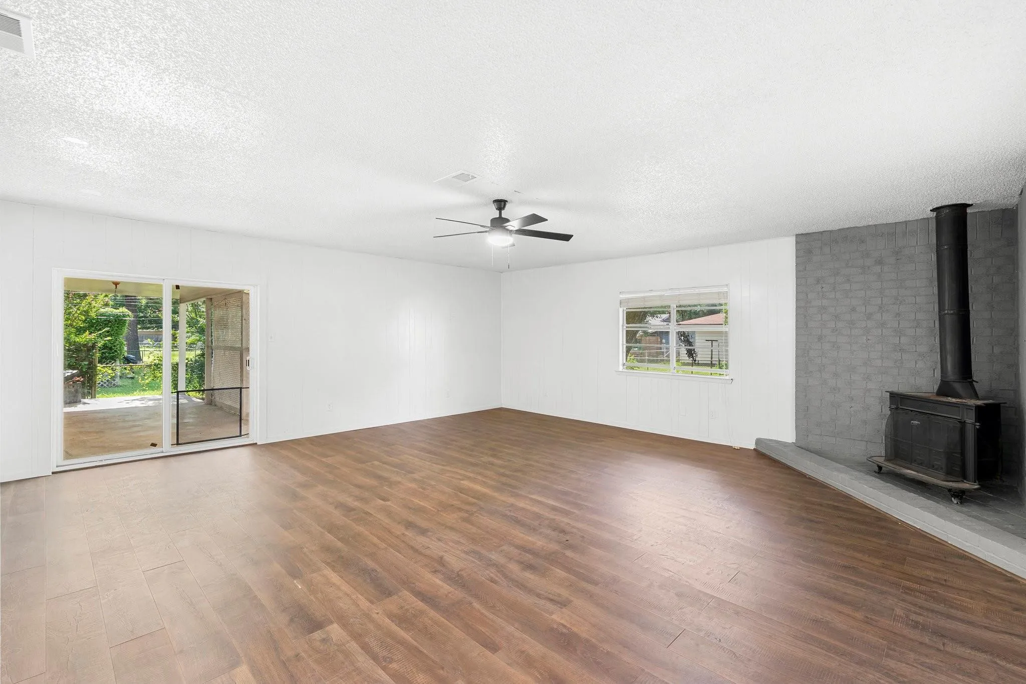 Single Family Residence For Rent in Tarrant County , 777 Cullum Avenue, Hurst, Texas 76053, 3 Bedroom, 1 Bathroom, 1 Garage spaces, 1,571 Sqft, built in 1959, mls#21380731, Real Estate Agent in Hurst, Homes For Rent in Tarrant county, Homes For Rent in Hurst, Realtor in Hurst Texas, Real Estate Brokerage Independent Realty Texas, Luminita Cordes Realtor