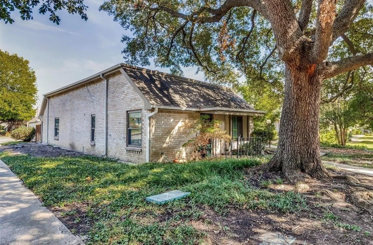 Townhouse For Sale in Dallas County , 13853 Leinsper Green Street, Dallas, Texas 75240, 3 Bedroom, 2 Bathroom, 2 Garage spaces, 1,430 Sqft, built in 1969, mls#21385022, Real Estate Agent in Dallas, Homes For Sale in Dallas county, Homes For Sale in Dallas, Realtor in Dallas Texas, Real Estate Brokerage Independent Realty Texas, Luminita Cordes Realtor