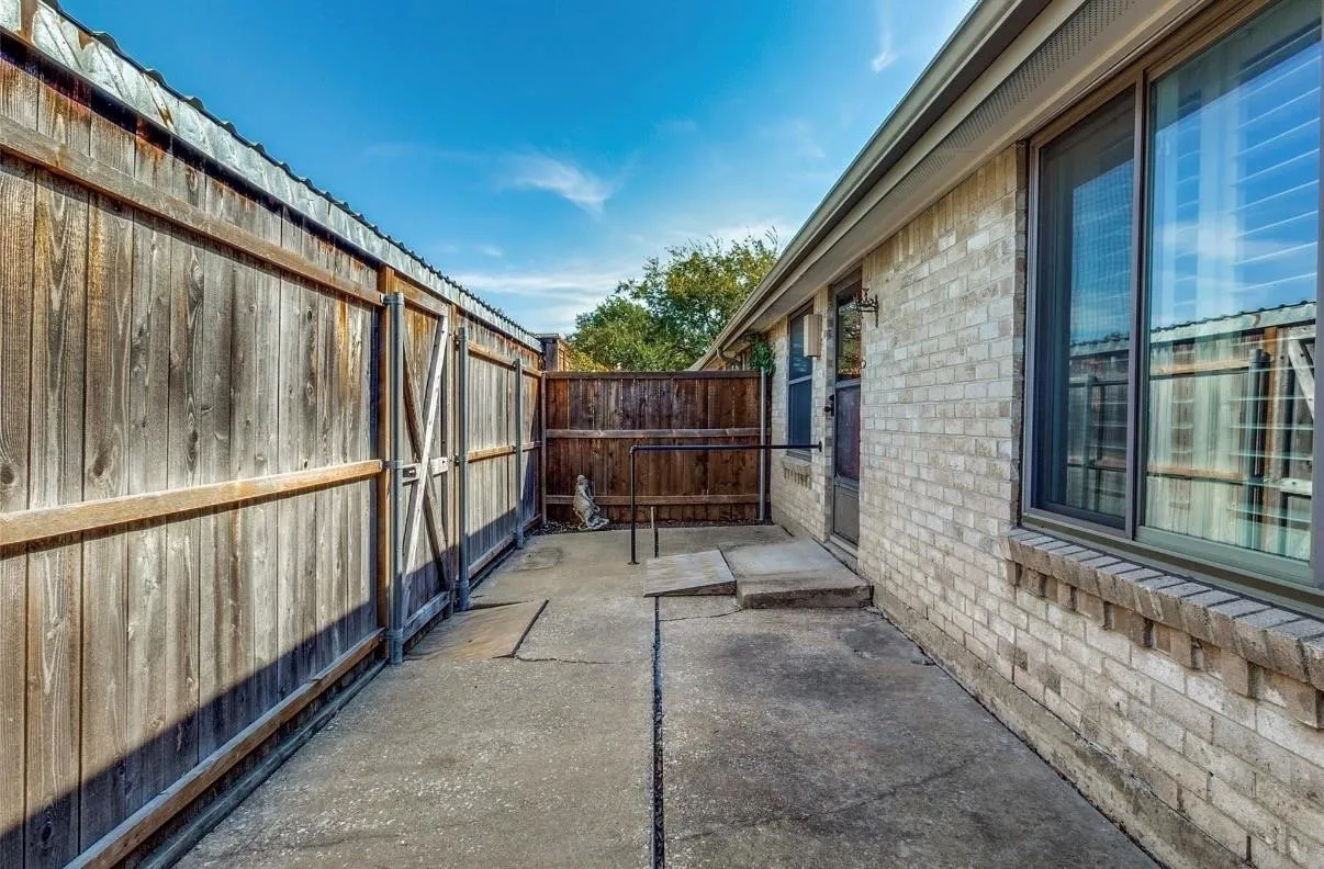 Townhouse For Sale in Dallas County , 13853 Leinsper Green Street, Dallas, Texas 75240, 3 Bedroom, 2 Bathroom, 2 Garage spaces, 1,430 Sqft, built in 1969, mls#21385022, Real Estate Agent in Dallas, Homes For Sale in Dallas county, Homes For Sale in Dallas, Realtor in Dallas Texas, Real Estate Brokerage Independent Realty Texas, Luminita Cordes Realtor