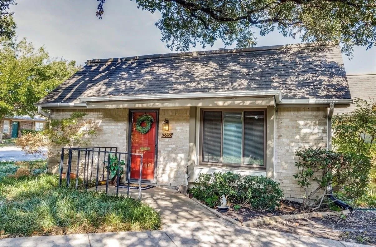 Townhouse For Sale in Dallas County , 13853 Leinsper Green Street, Dallas, Texas 75240, 3 Bedroom, 2 Bathroom, 2 Garage spaces, 1,430 Sqft, built in 1969, mls#21385022, Real Estate Agent in Dallas, Homes For Sale in Dallas county, Homes For Sale in Dallas, Realtor in Dallas Texas, Real Estate Brokerage Independent Realty Texas, Luminita Cordes Realtor