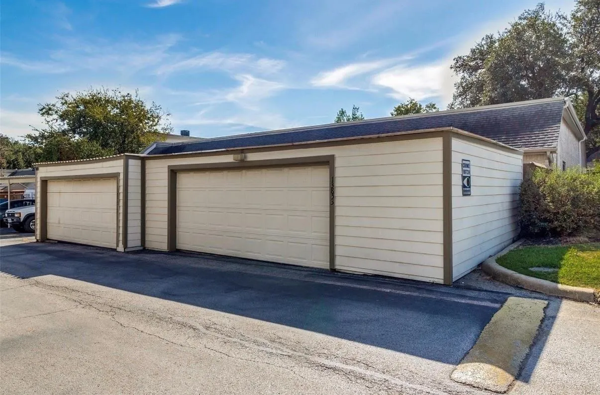 Townhouse For Sale in Dallas County , 13853 Leinsper Green Street, Dallas, Texas 75240, 3 Bedroom, 2 Bathroom, 2 Garage spaces, 1,430 Sqft, built in 1969, mls#21385022, Real Estate Agent in Dallas, Homes For Sale in Dallas county, Homes For Sale in Dallas, Realtor in Dallas Texas, Real Estate Brokerage Independent Realty Texas, Luminita Cordes Realtor