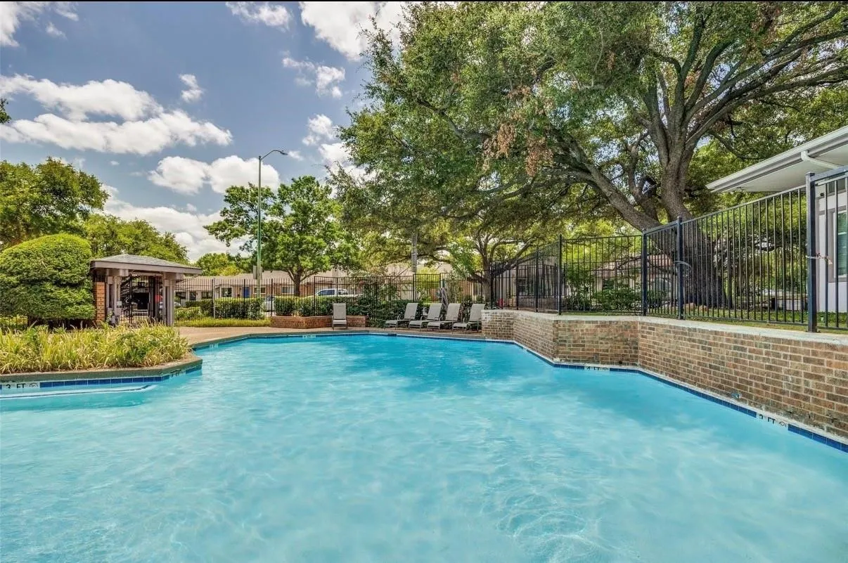 Townhouse For Sale in Dallas County , 13853 Leinsper Green Street, Dallas, Texas 75240, 3 Bedroom, 2 Bathroom, 2 Garage spaces, 1,430 Sqft, built in 1969, mls#21385022, Real Estate Agent in Dallas, Homes For Sale in Dallas county, Homes For Sale in Dallas, Realtor in Dallas Texas, Real Estate Brokerage Independent Realty Texas, Luminita Cordes Realtor