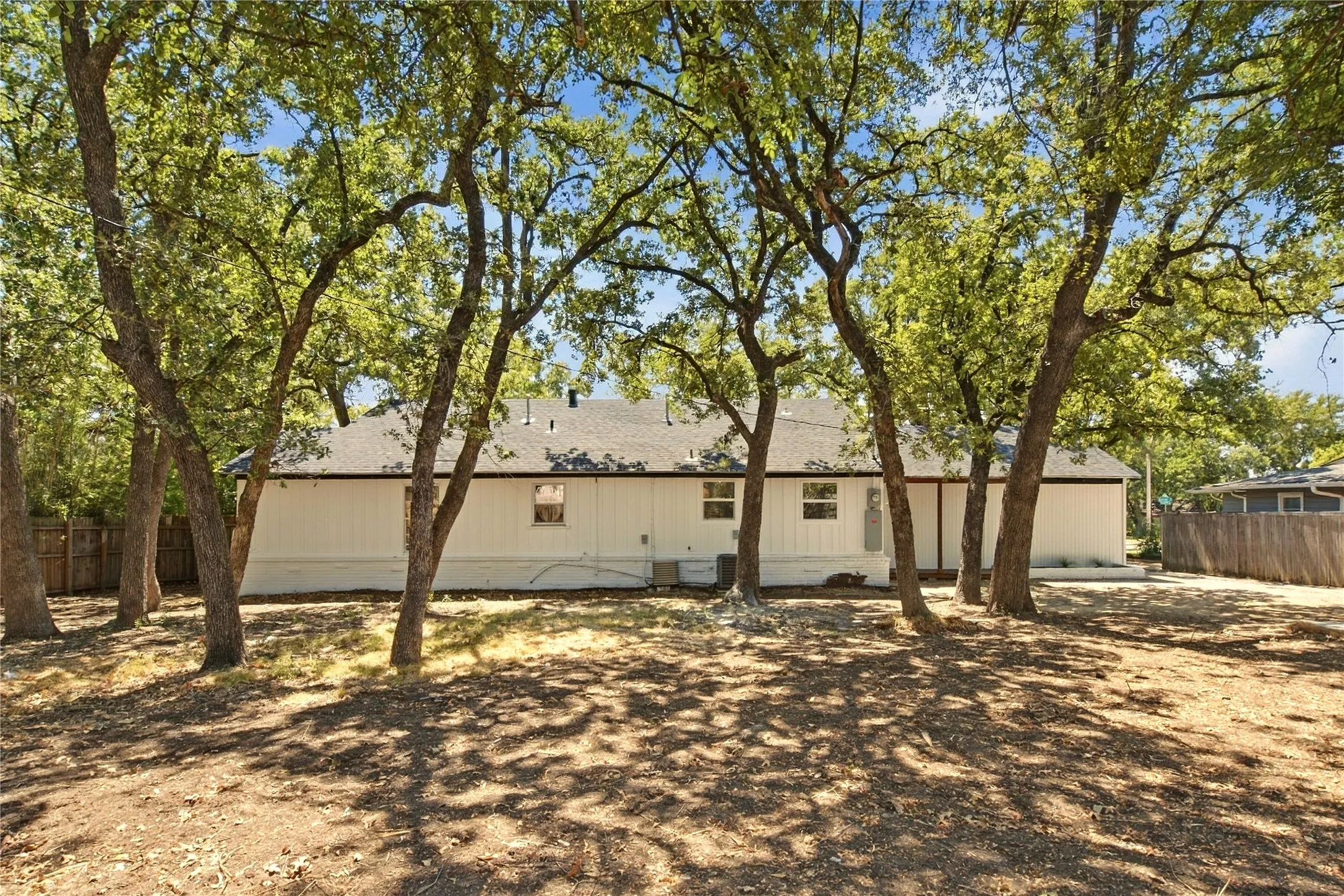 Single Family Residence For Sale in Tarrant County , 5725 Jacqueline Road, Fort Worth, Texas 76112, 4 Bedroom, 2 Bathroom, Garage spaces, 2,389 Sqft, built in 1953, mls#21385024, Real Estate Agent in Fort Worth, Homes For Sale in Tarrant county, Homes For Sale in Fort Worth, Realtor in Fort Worth Texas, Real Estate Brokerage Independent Realty Texas, Luminita Cordes Realtor