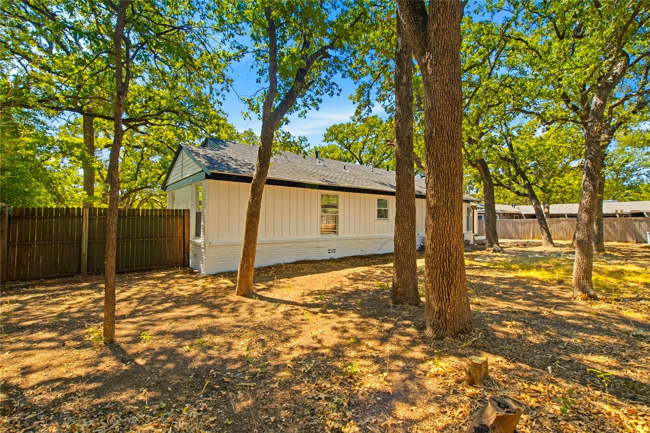 Single Family Residence For Sale in Tarrant County , 5725 Jacqueline Road, Fort Worth, Texas 76112, 4 Bedroom, 2 Bathroom, Garage spaces, 2,389 Sqft, built in 1953, mls#21385024, Real Estate Agent in Fort Worth, Homes For Sale in Tarrant county, Homes For Sale in Fort Worth, Realtor in Fort Worth Texas, Real Estate Brokerage Independent Realty Texas, Luminita Cordes Realtor