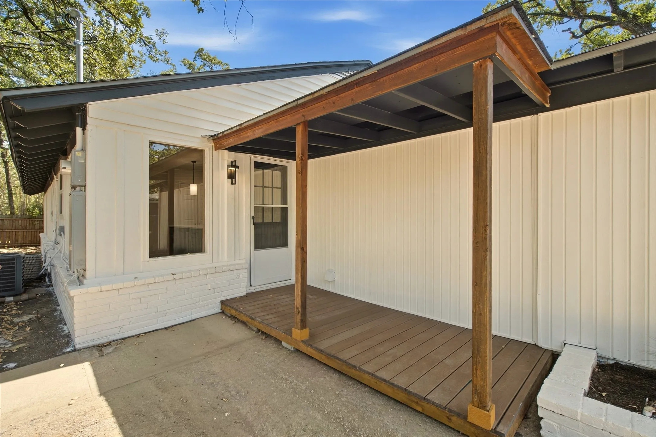 Single Family Residence For Sale in Tarrant County , 5725 Jacqueline Road, Fort Worth, Texas 76112, 4 Bedroom, 2 Bathroom, Garage spaces, 2,389 Sqft, built in 1953, mls#21385024, Real Estate Agent in Fort Worth, Homes For Sale in Tarrant county, Homes For Sale in Fort Worth, Realtor in Fort Worth Texas, Real Estate Brokerage Independent Realty Texas, Luminita Cordes Realtor