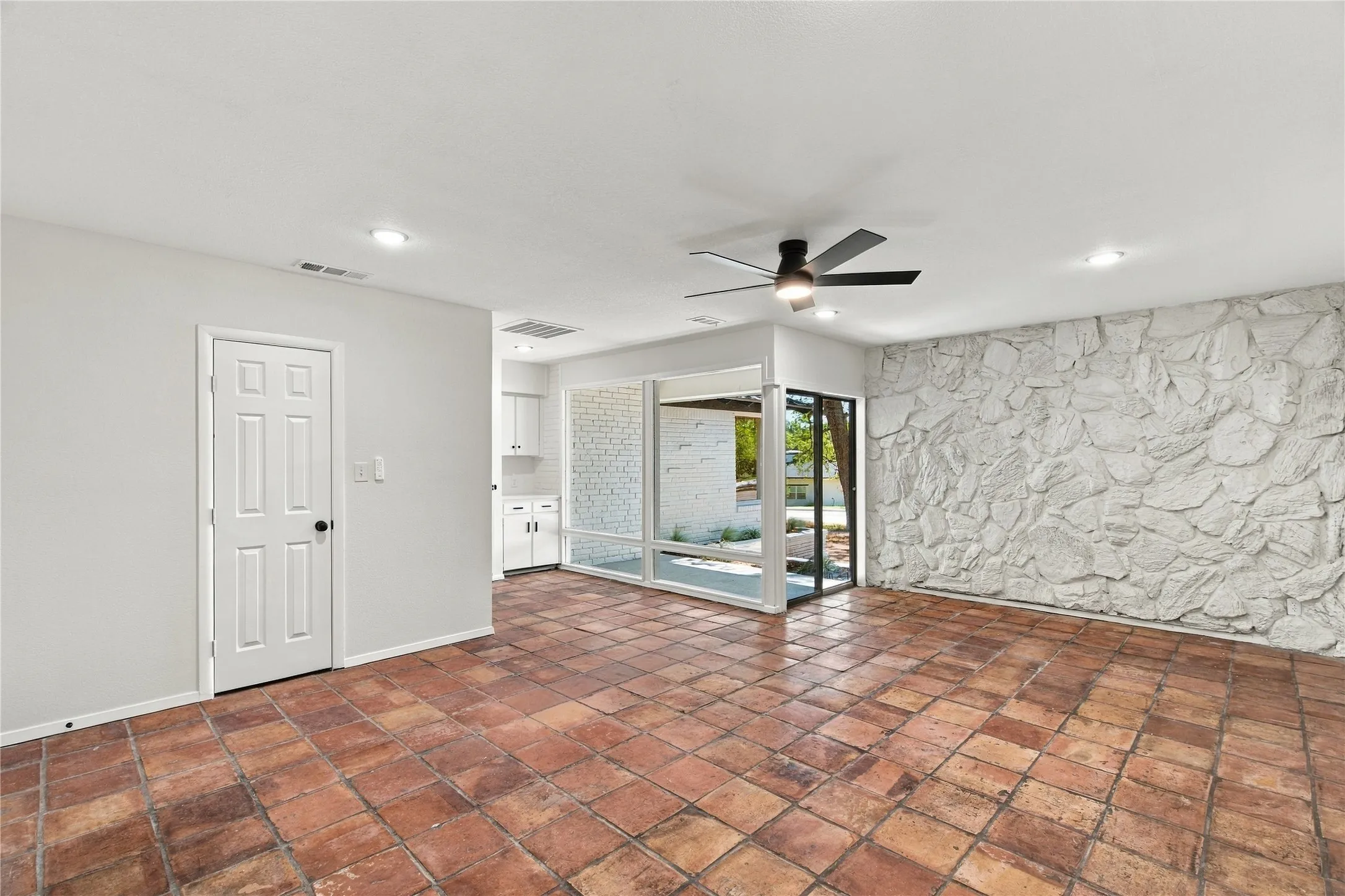 Single Family Residence For Sale in Tarrant County , 5725 Jacqueline Road, Fort Worth, Texas 76112, 4 Bedroom, 2 Bathroom, Garage spaces, 2,389 Sqft, built in 1953, mls#21385024, Real Estate Agent in Fort Worth, Homes For Sale in Tarrant county, Homes For Sale in Fort Worth, Realtor in Fort Worth Texas, Real Estate Brokerage Independent Realty Texas, Luminita Cordes Realtor