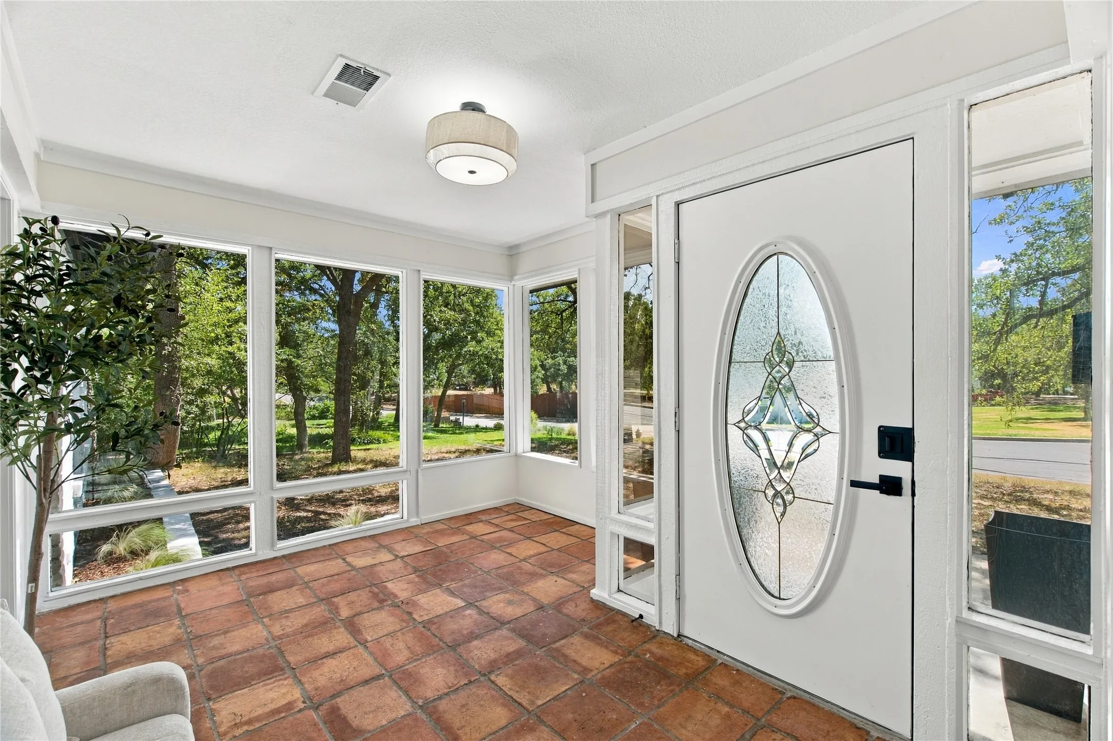 Single Family Residence For Sale in Tarrant County , 5725 Jacqueline Road, Fort Worth, Texas 76112, 4 Bedroom, 2 Bathroom, Garage spaces, 2,389 Sqft, built in 1953, mls#21385024, Real Estate Agent in Fort Worth, Homes For Sale in Tarrant county, Homes For Sale in Fort Worth, Realtor in Fort Worth Texas, Real Estate Brokerage Independent Realty Texas, Luminita Cordes Realtor