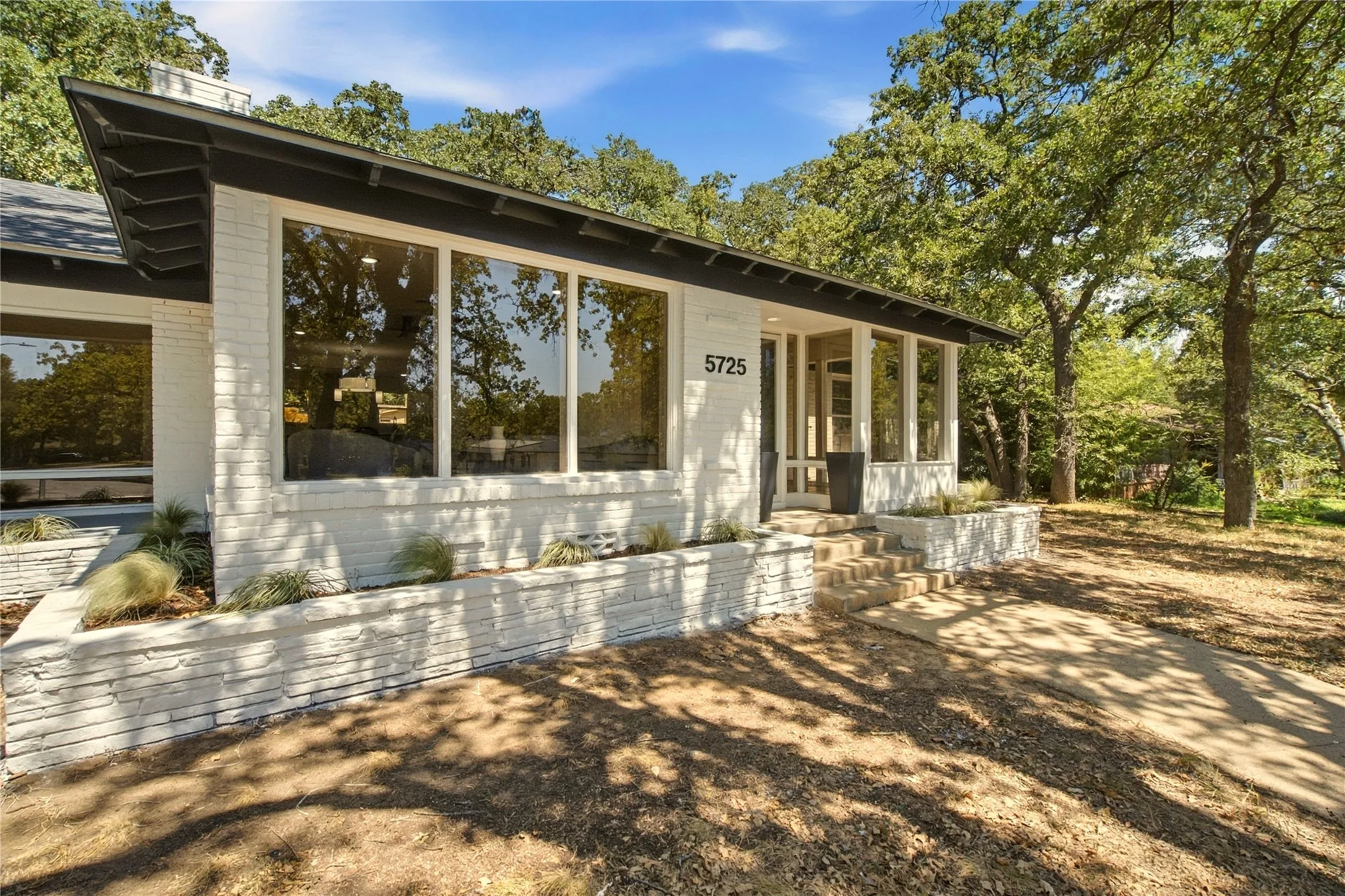Single Family Residence For Sale in Tarrant County , 5725 Jacqueline Road, Fort Worth, Texas 76112, 4 Bedroom, 2 Bathroom, Garage spaces, 2,389 Sqft, built in 1953, mls#21385024, Real Estate Agent in Fort Worth, Homes For Sale in Tarrant county, Homes For Sale in Fort Worth, Realtor in Fort Worth Texas, Real Estate Brokerage Independent Realty Texas, Luminita Cordes Realtor