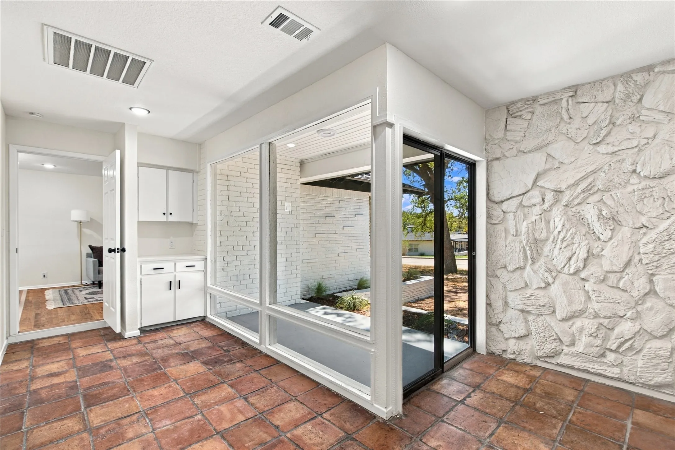 Single Family Residence For Sale in Tarrant County , 5725 Jacqueline Road, Fort Worth, Texas 76112, 4 Bedroom, 2 Bathroom, Garage spaces, 2,389 Sqft, built in 1953, mls#21385024, Real Estate Agent in Fort Worth, Homes For Sale in Tarrant county, Homes For Sale in Fort Worth, Realtor in Fort Worth Texas, Real Estate Brokerage Independent Realty Texas, Luminita Cordes Realtor