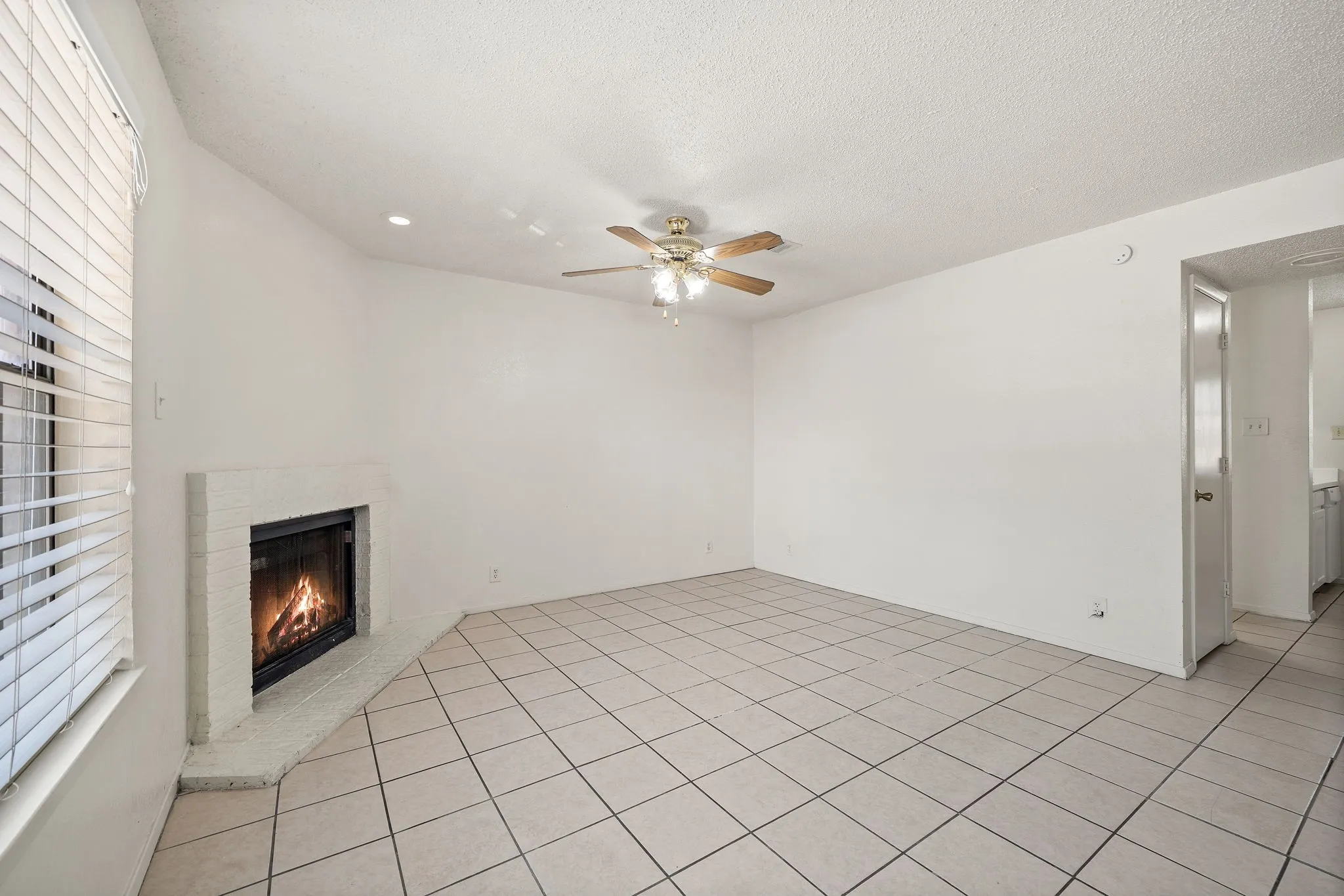 Townhouse For Rent in Denton County , 929 W Hickory Street A14, Denton, Texas 76201, 2 Bedroom, 3 Bathroom, Garage spaces, 1,047 Sqft, built in 1985, mls#21384096, Real Estate Agent in Denton, Homes For Rent in Denton county, Homes For Rent in Denton, Realtor in Denton Texas, Real Estate Brokerage Independent Realty Texas, Luminita Cordes Realtor