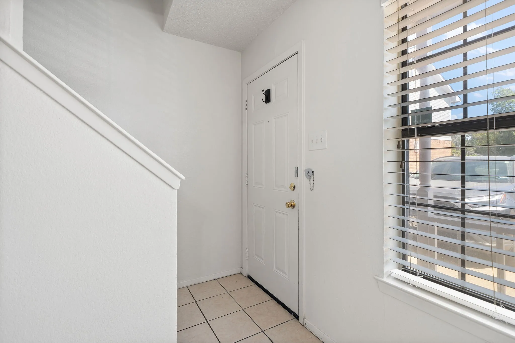 Townhouse For Rent in Denton County , 929 W Hickory Street A14, Denton, Texas 76201, 2 Bedroom, 3 Bathroom, Garage spaces, 1,047 Sqft, built in 1985, mls#21384096, Real Estate Agent in Denton, Homes For Rent in Denton county, Homes For Rent in Denton, Realtor in Denton Texas, Real Estate Brokerage Independent Realty Texas, Luminita Cordes Realtor
