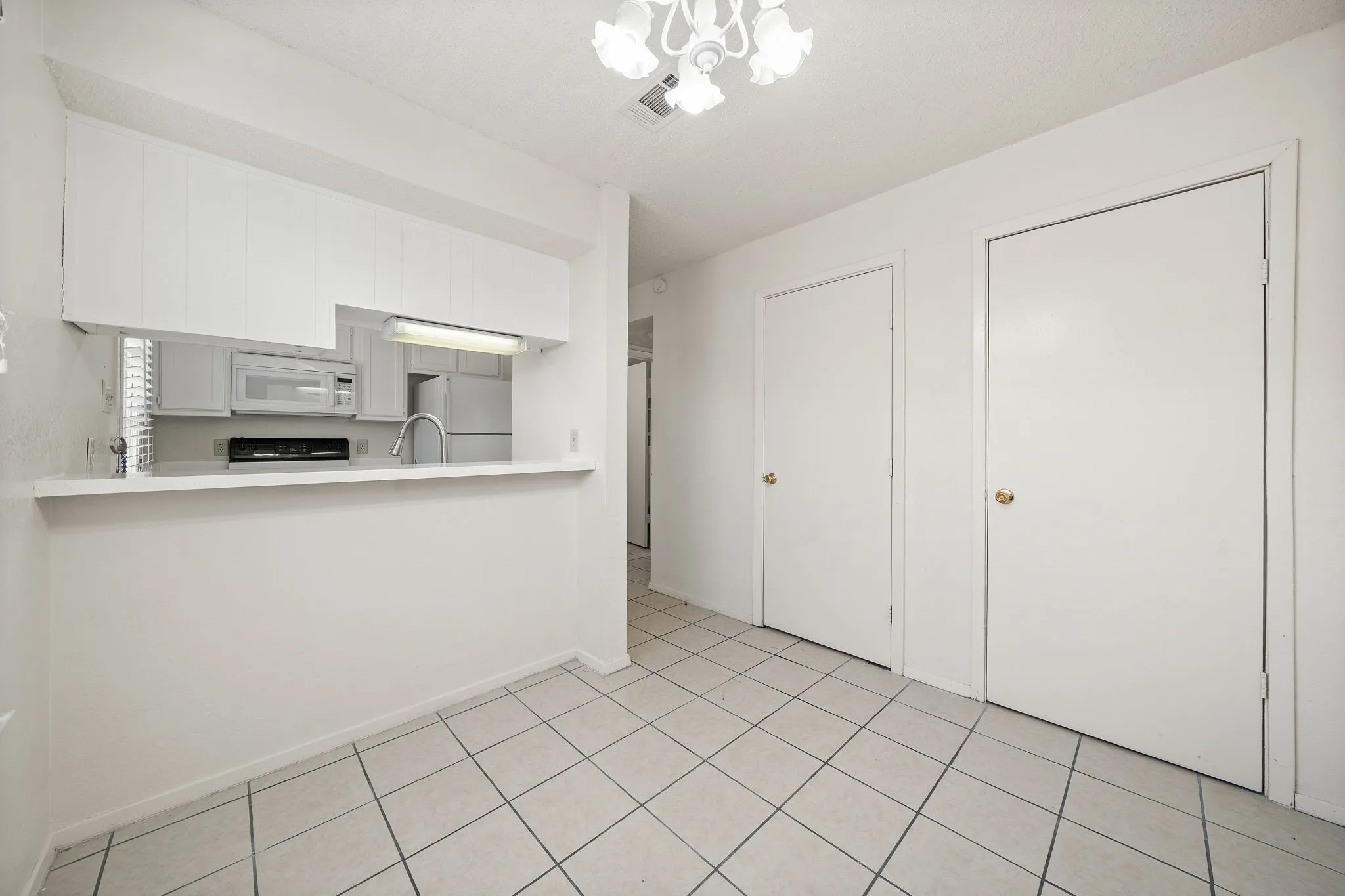 Townhouse For Rent in Denton County , 929 W Hickory Street A14, Denton, Texas 76201, 2 Bedroom, 3 Bathroom, Garage spaces, 1,047 Sqft, built in 1985, mls#21384096, Real Estate Agent in Denton, Homes For Rent in Denton county, Homes For Rent in Denton, Realtor in Denton Texas, Real Estate Brokerage Independent Realty Texas, Luminita Cordes Realtor