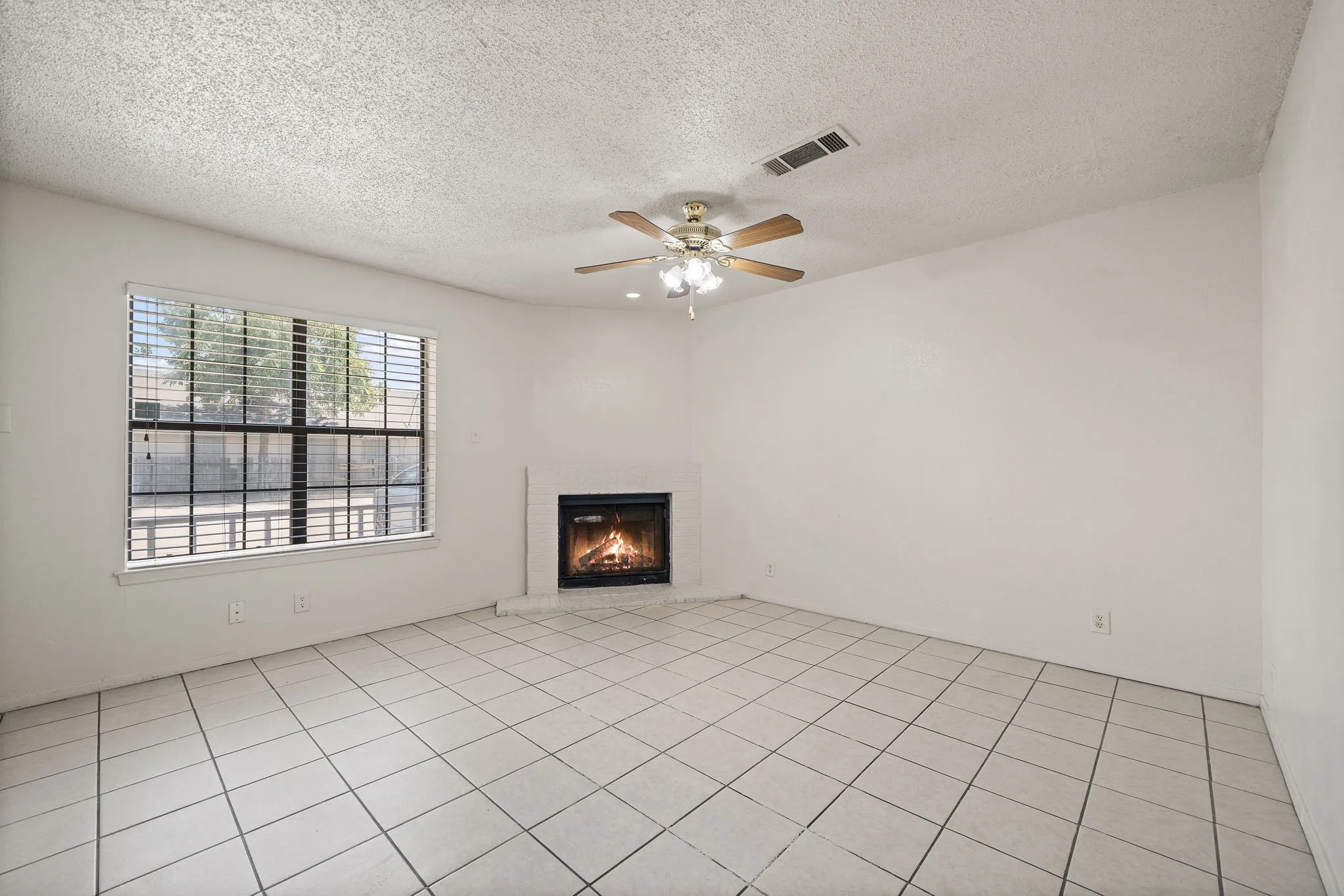 Townhouse For Rent in Denton County , 929 W Hickory Street A14, Denton, Texas 76201, 2 Bedroom, 3 Bathroom, Garage spaces, 1,047 Sqft, built in 1985, mls#21384096, Real Estate Agent in Denton, Homes For Rent in Denton county, Homes For Rent in Denton, Realtor in Denton Texas, Real Estate Brokerage Independent Realty Texas, Luminita Cordes Realtor