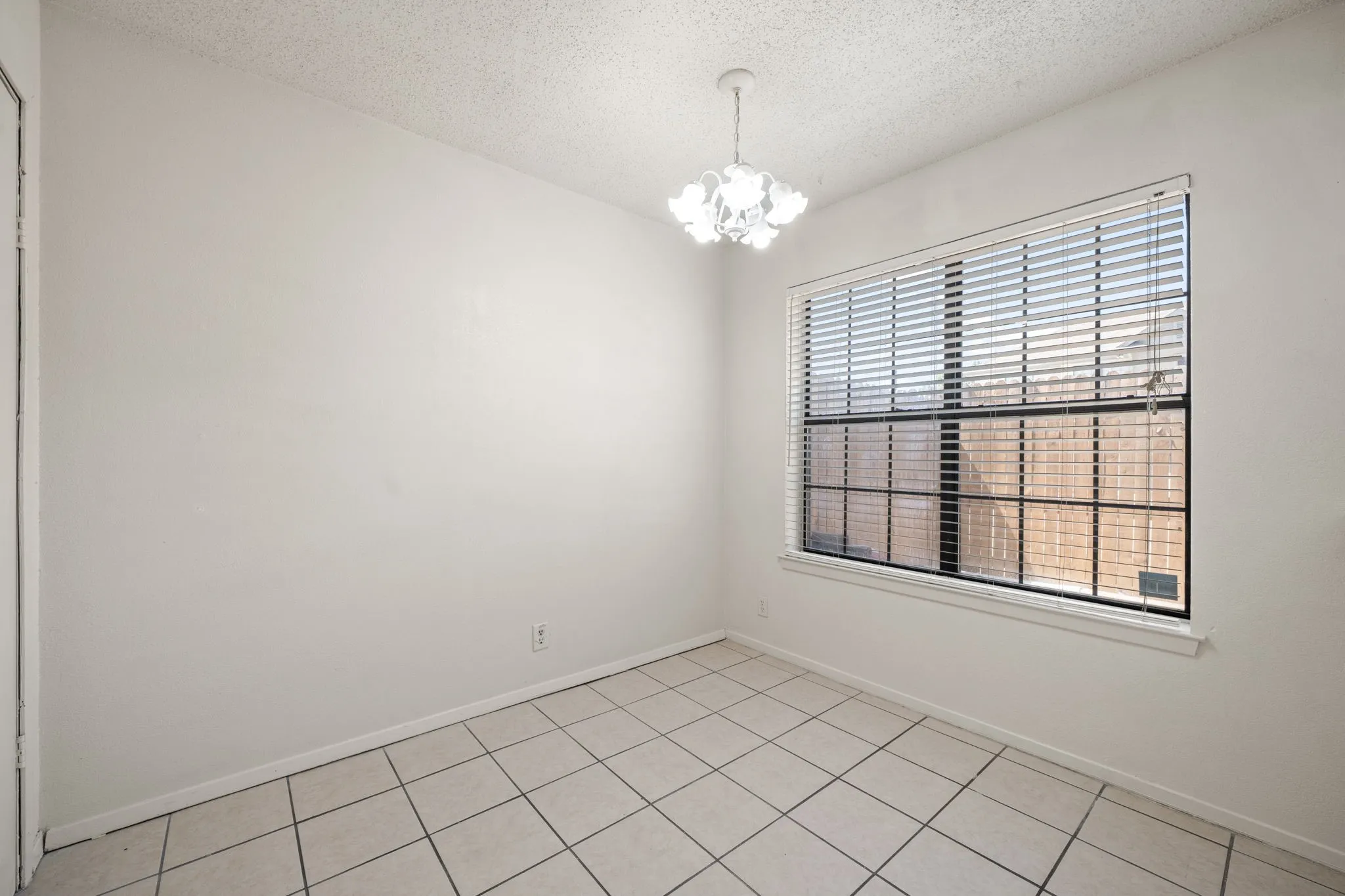 Townhouse For Rent in Denton County , 929 W Hickory Street A14, Denton, Texas 76201, 2 Bedroom, 3 Bathroom, Garage spaces, 1,047 Sqft, built in 1985, mls#21384096, Real Estate Agent in Denton, Homes For Rent in Denton county, Homes For Rent in Denton, Realtor in Denton Texas, Real Estate Brokerage Independent Realty Texas, Luminita Cordes Realtor