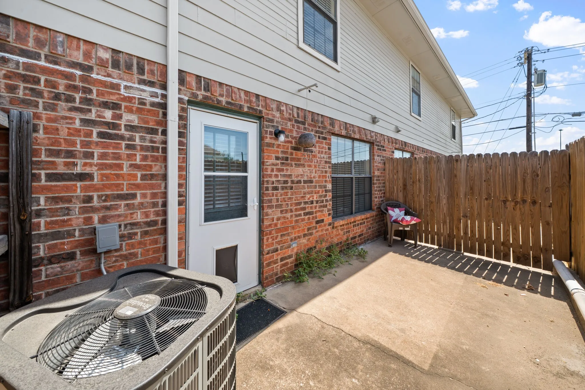 Townhouse For Rent in Denton County , 929 W Hickory Street A14, Denton, Texas 76201, 2 Bedroom, 3 Bathroom, Garage spaces, 1,047 Sqft, built in 1985, mls#21384096, Real Estate Agent in Denton, Homes For Rent in Denton county, Homes For Rent in Denton, Realtor in Denton Texas, Real Estate Brokerage Independent Realty Texas, Luminita Cordes Realtor