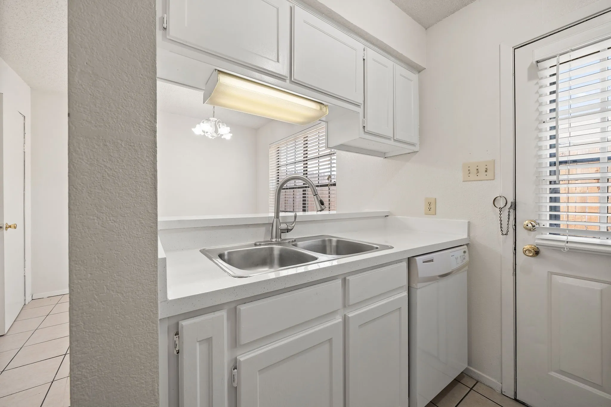 Townhouse For Rent in Denton County , 929 W Hickory Street A14, Denton, Texas 76201, 2 Bedroom, 3 Bathroom, Garage spaces, 1,047 Sqft, built in 1985, mls#21384096, Real Estate Agent in Denton, Homes For Rent in Denton county, Homes For Rent in Denton, Realtor in Denton Texas, Real Estate Brokerage Independent Realty Texas, Luminita Cordes Realtor