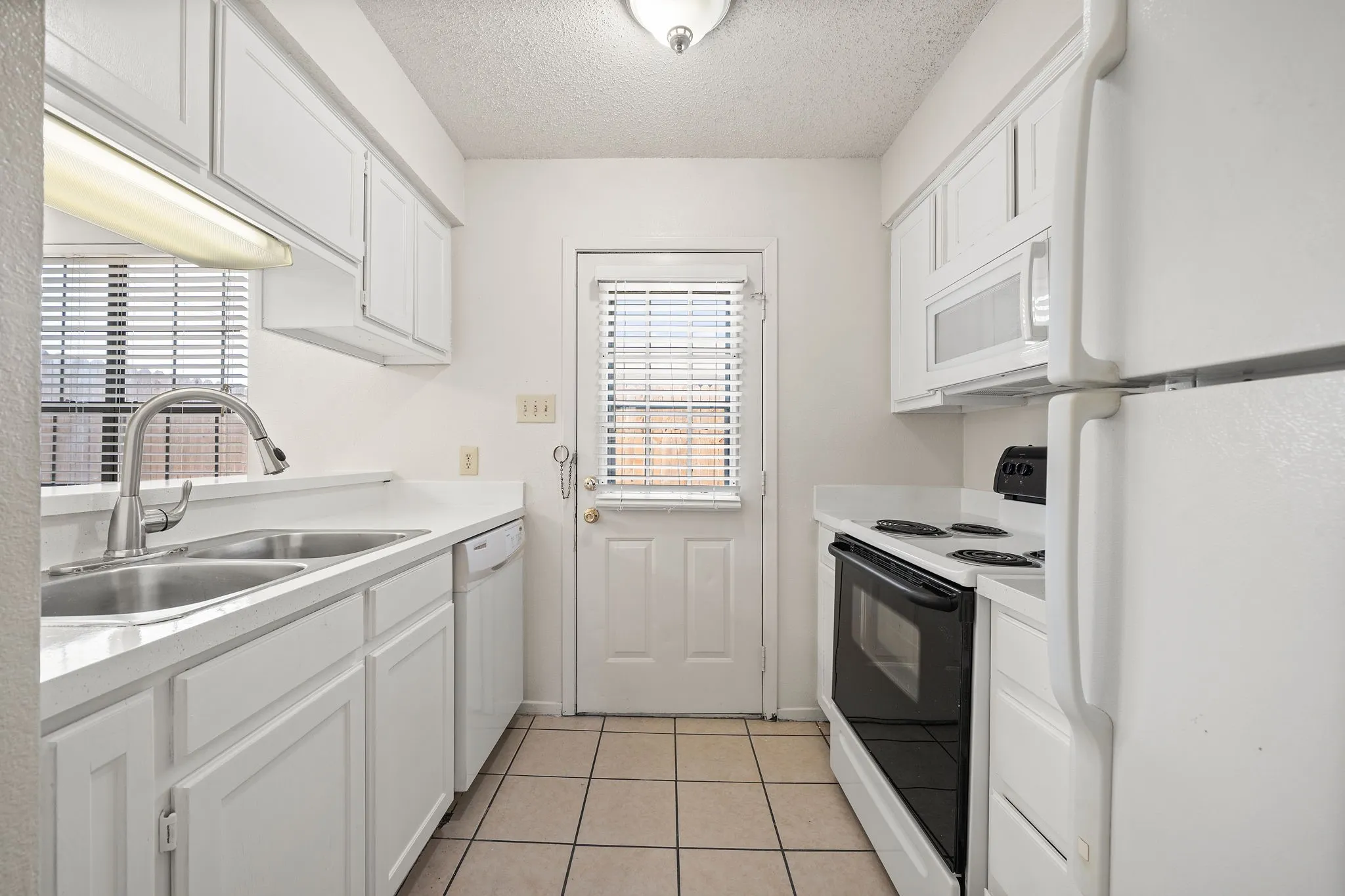 Townhouse For Rent in Denton County , 929 W Hickory Street A14, Denton, Texas 76201, 2 Bedroom, 3 Bathroom, Garage spaces, 1,047 Sqft, built in 1985, mls#21384096, Real Estate Agent in Denton, Homes For Rent in Denton county, Homes For Rent in Denton, Realtor in Denton Texas, Real Estate Brokerage Independent Realty Texas, Luminita Cordes Realtor