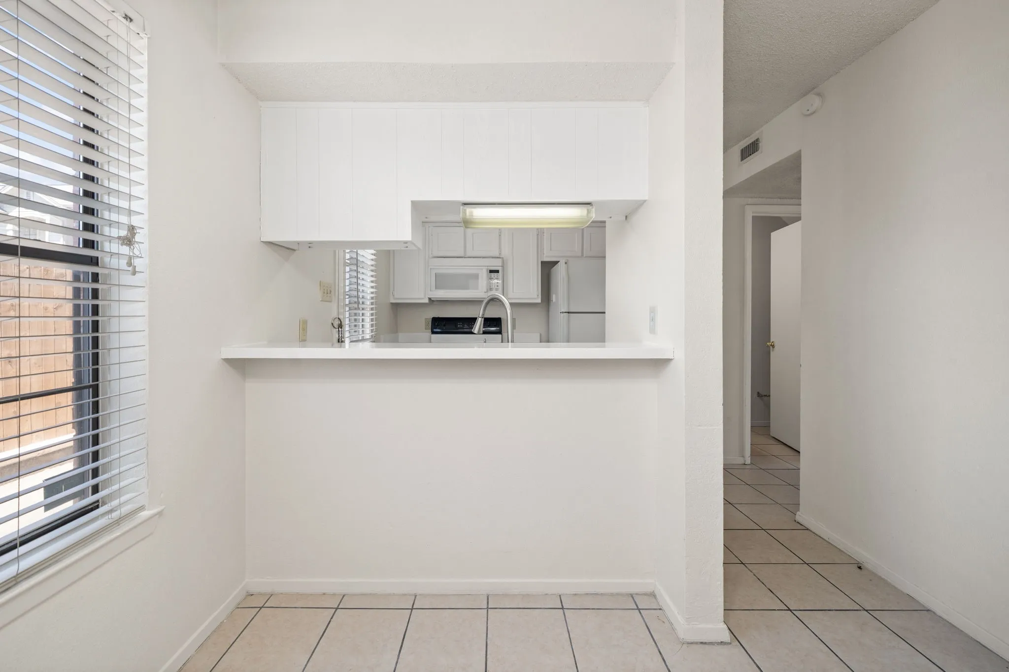 Townhouse For Rent in Denton County , 929 W Hickory Street A14, Denton, Texas 76201, 2 Bedroom, 3 Bathroom, Garage spaces, 1,047 Sqft, built in 1985, mls#21384096, Real Estate Agent in Denton, Homes For Rent in Denton county, Homes For Rent in Denton, Realtor in Denton Texas, Real Estate Brokerage Independent Realty Texas, Luminita Cordes Realtor
