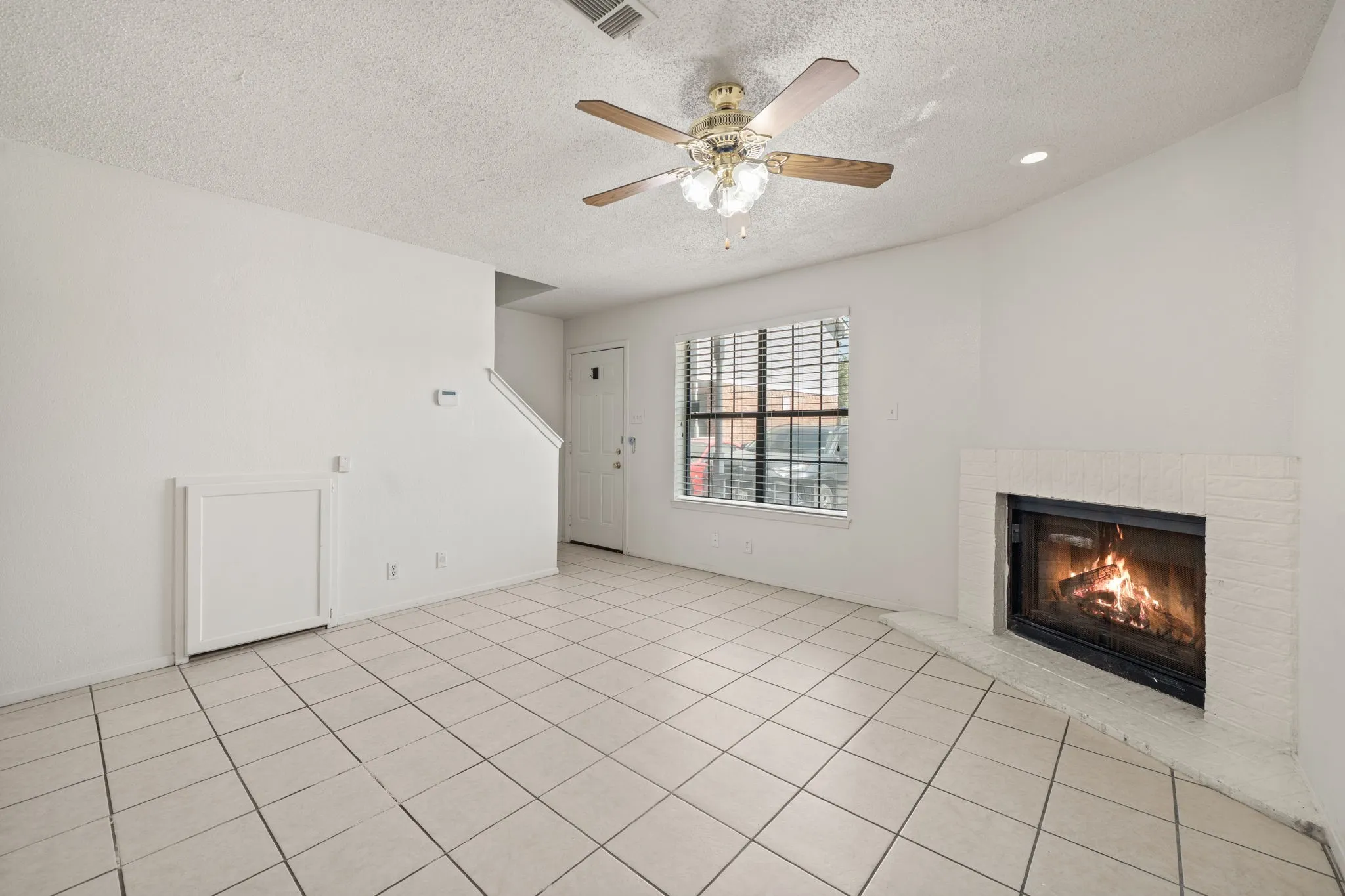 Townhouse For Rent in Denton County , 929 W Hickory Street A14, Denton, Texas 76201, 2 Bedroom, 3 Bathroom, Garage spaces, 1,047 Sqft, built in 1985, mls#21384096, Real Estate Agent in Denton, Homes For Rent in Denton county, Homes For Rent in Denton, Realtor in Denton Texas, Real Estate Brokerage Independent Realty Texas, Luminita Cordes Realtor