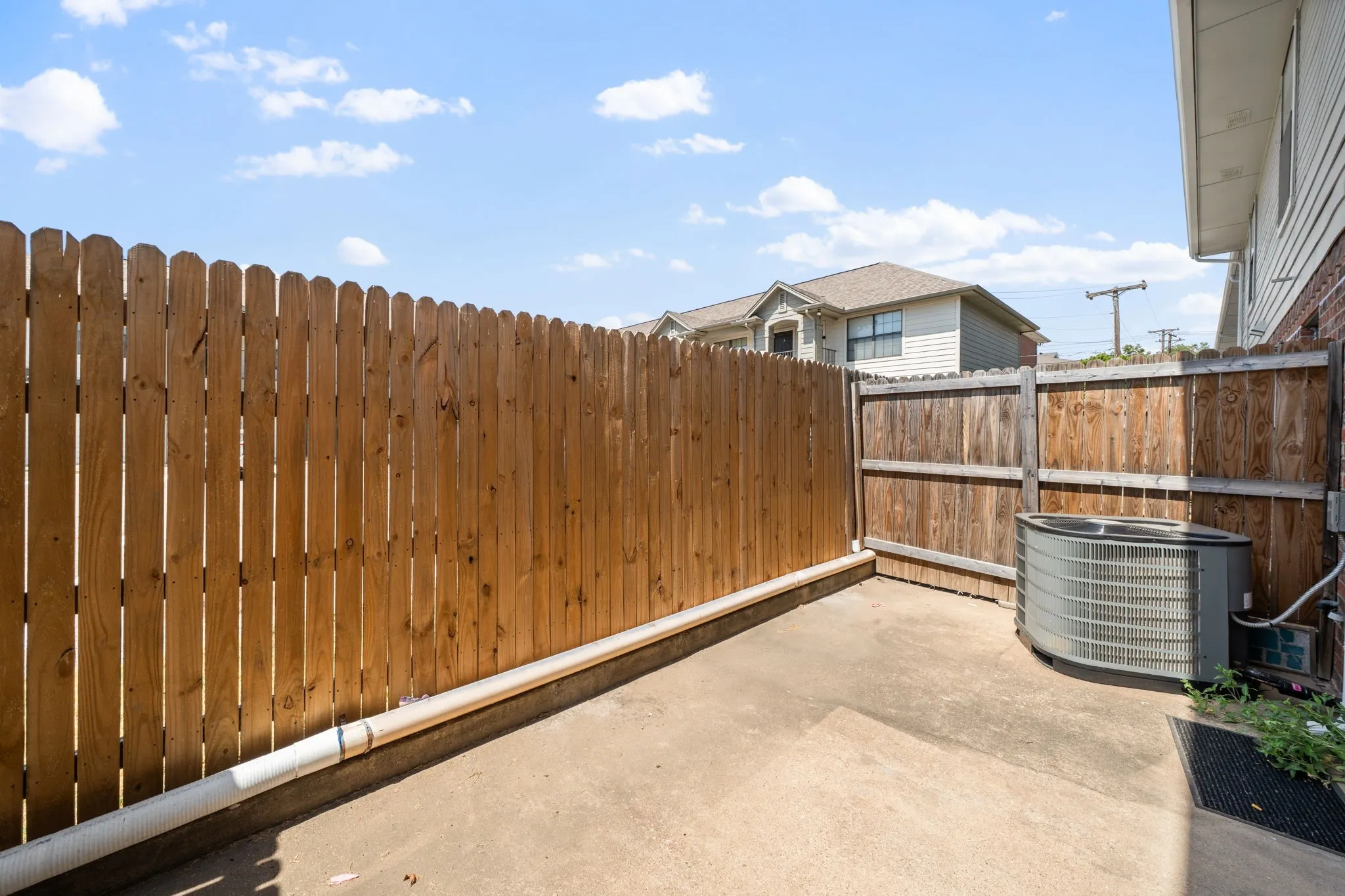 Townhouse For Rent in Denton County , 929 W Hickory Street A14, Denton, Texas 76201, 2 Bedroom, 3 Bathroom, Garage spaces, 1,047 Sqft, built in 1985, mls#21384096, Real Estate Agent in Denton, Homes For Rent in Denton county, Homes For Rent in Denton, Realtor in Denton Texas, Real Estate Brokerage Independent Realty Texas, Luminita Cordes Realtor